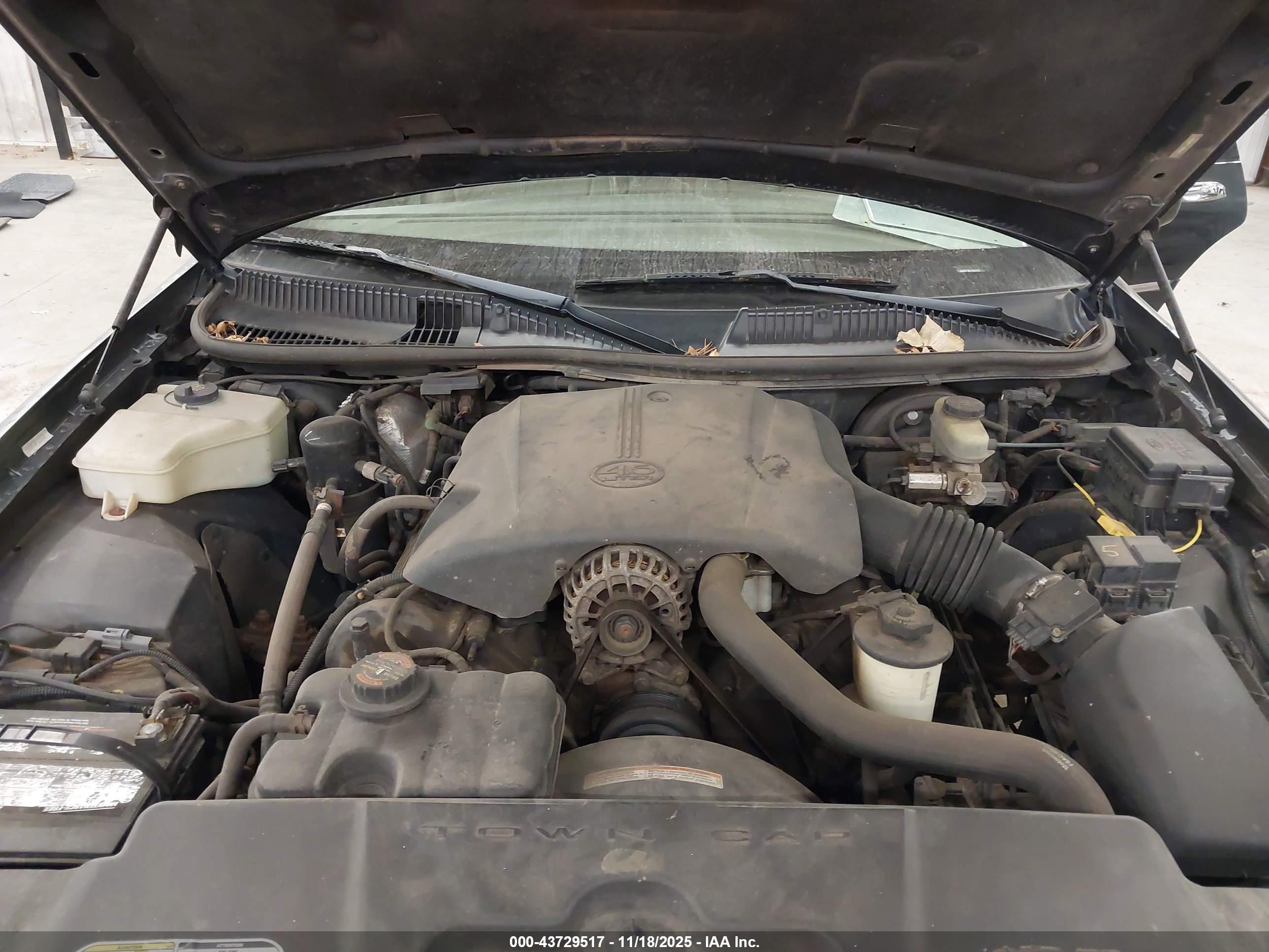LINCOLN TOWN image 10