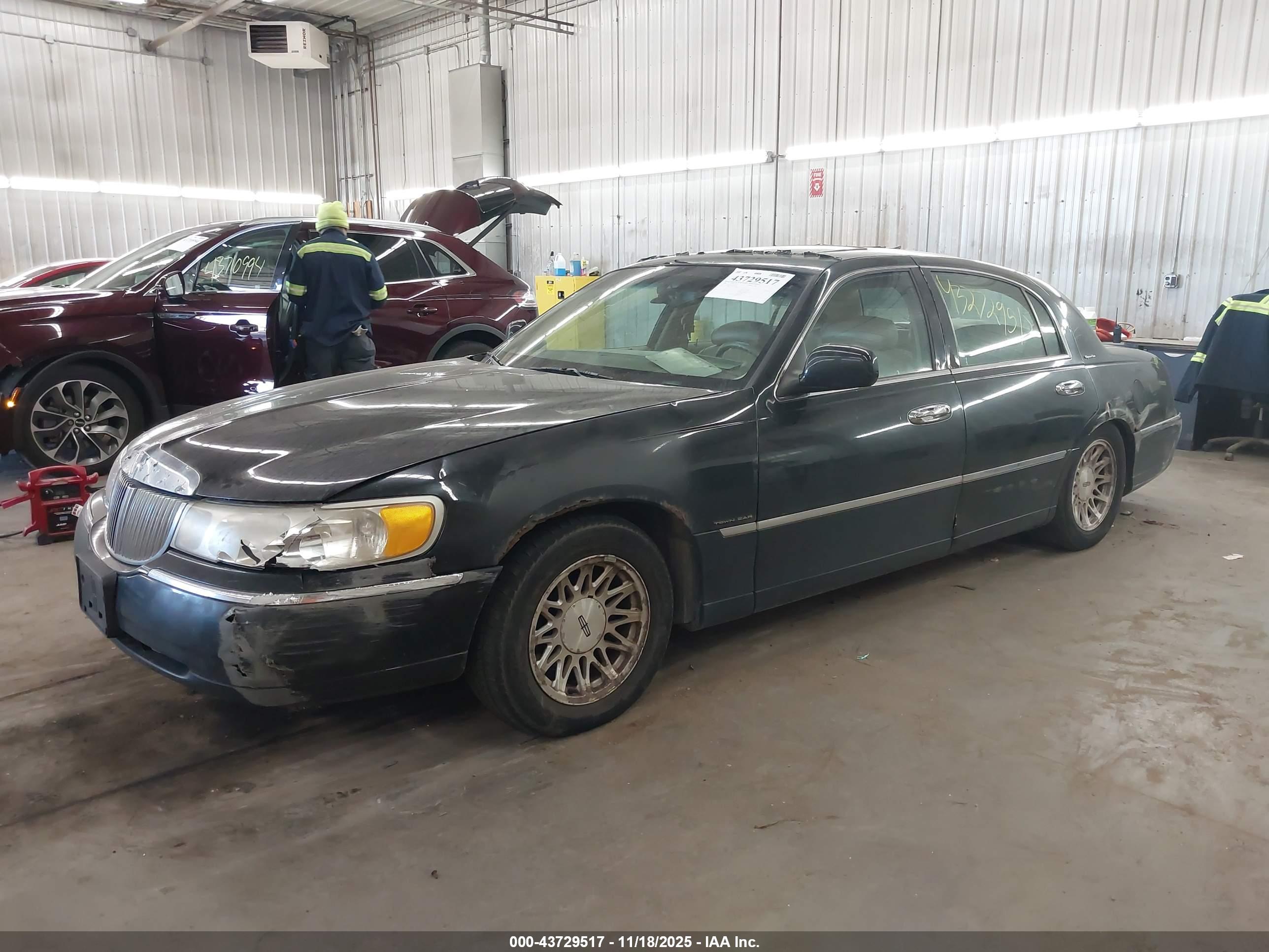 LINCOLN TOWN image 2