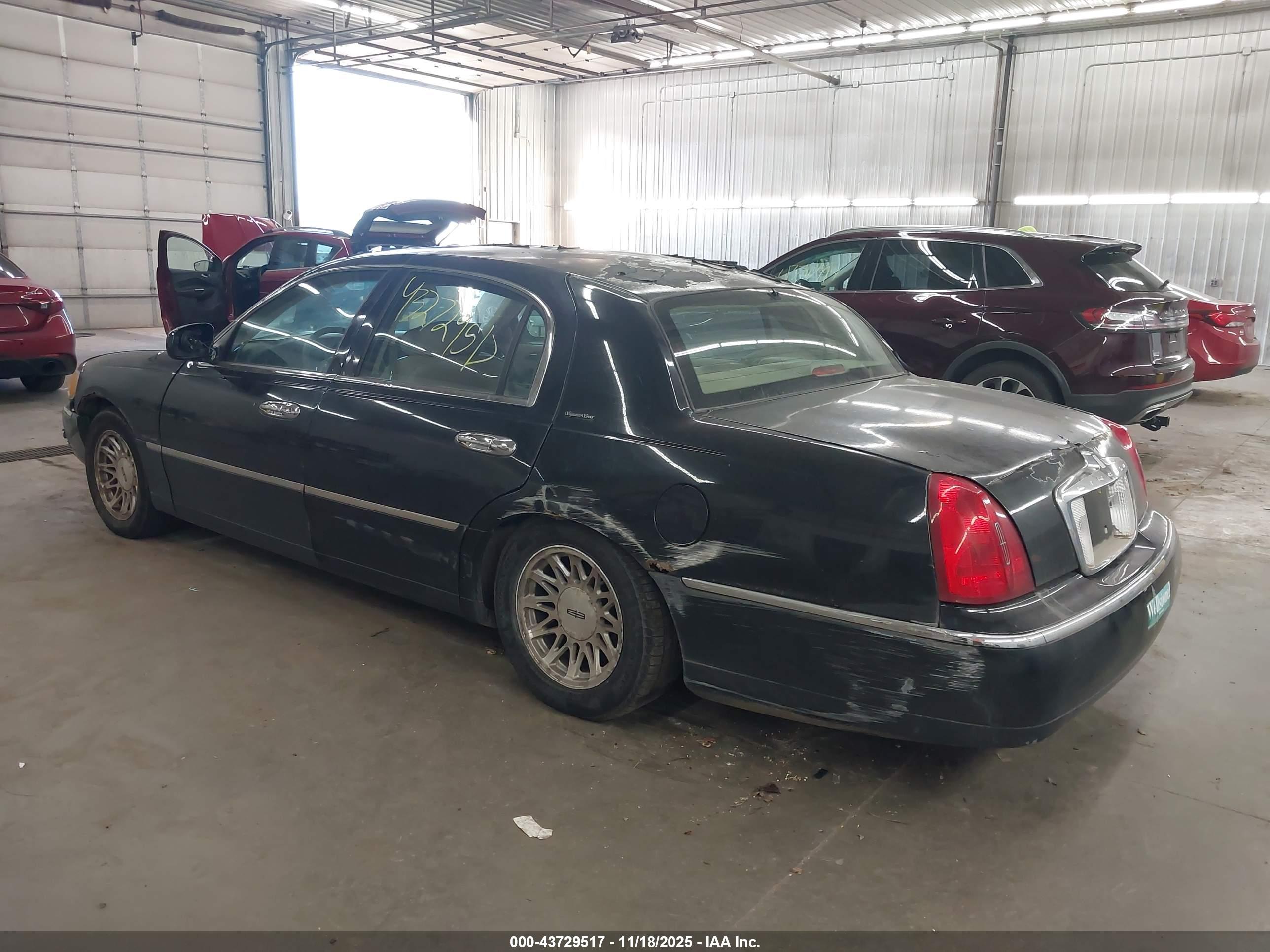 LINCOLN TOWN image 3