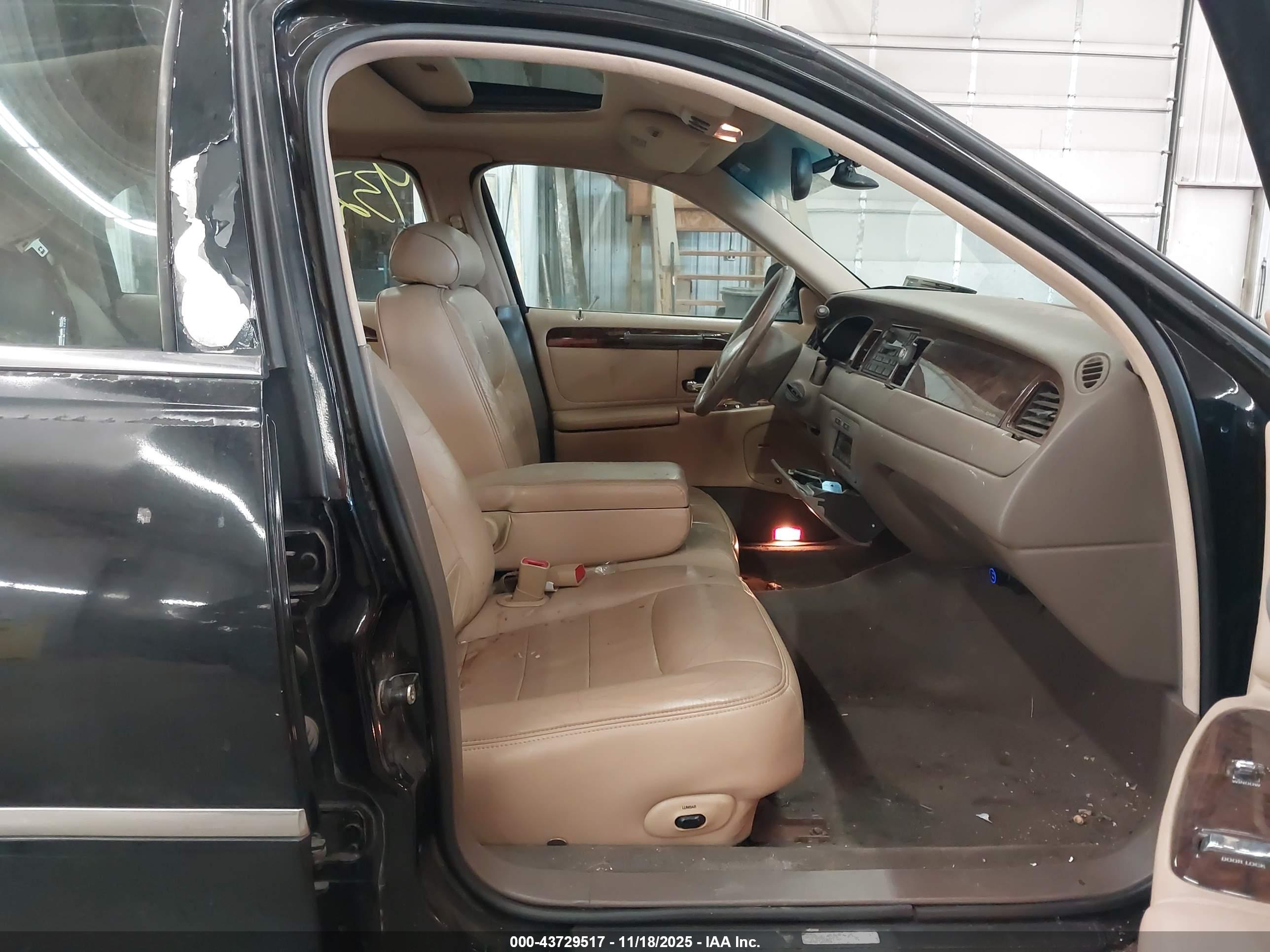 LINCOLN TOWN image 5