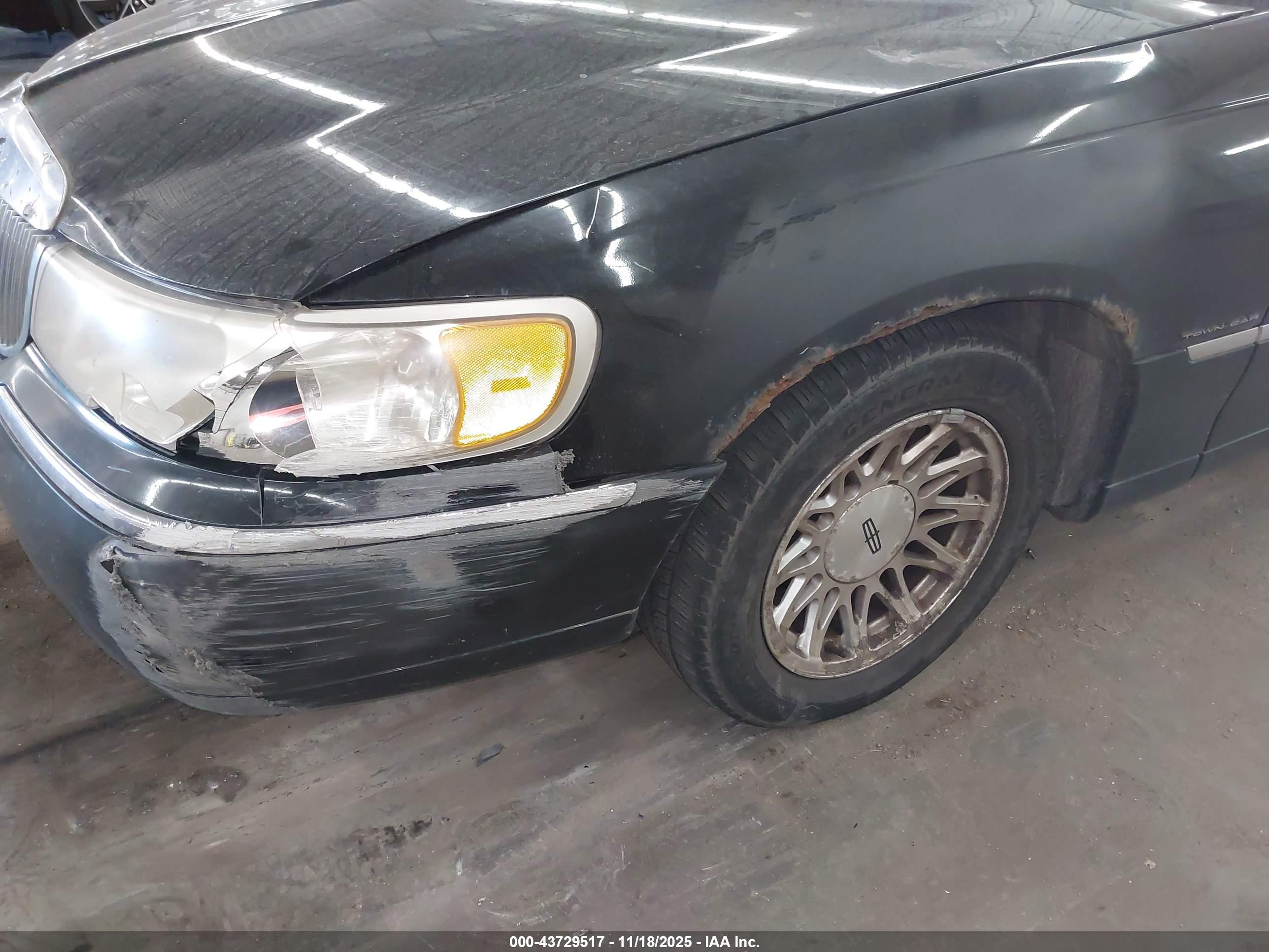 LINCOLN TOWN image 6