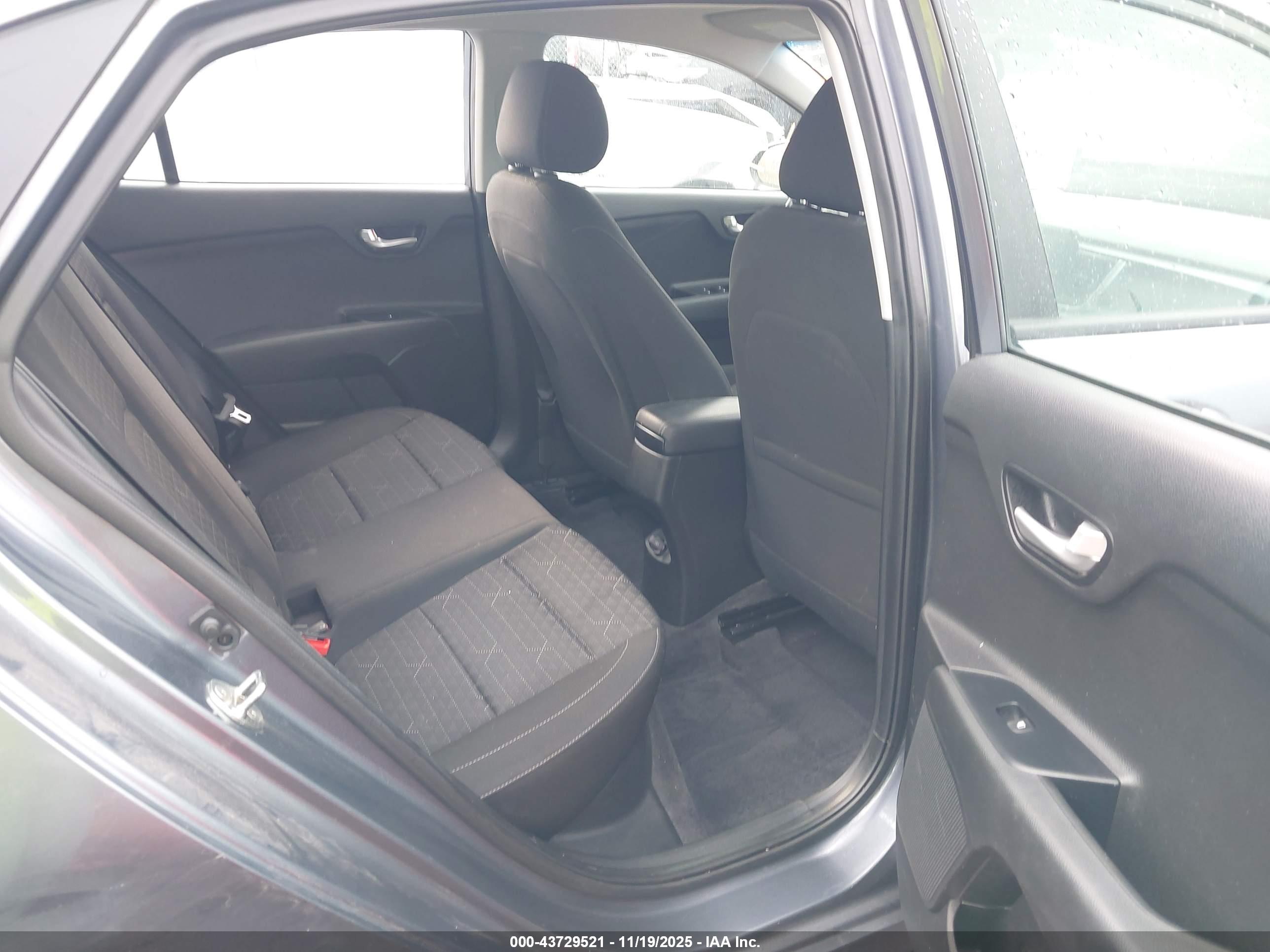KIA RIO image 8