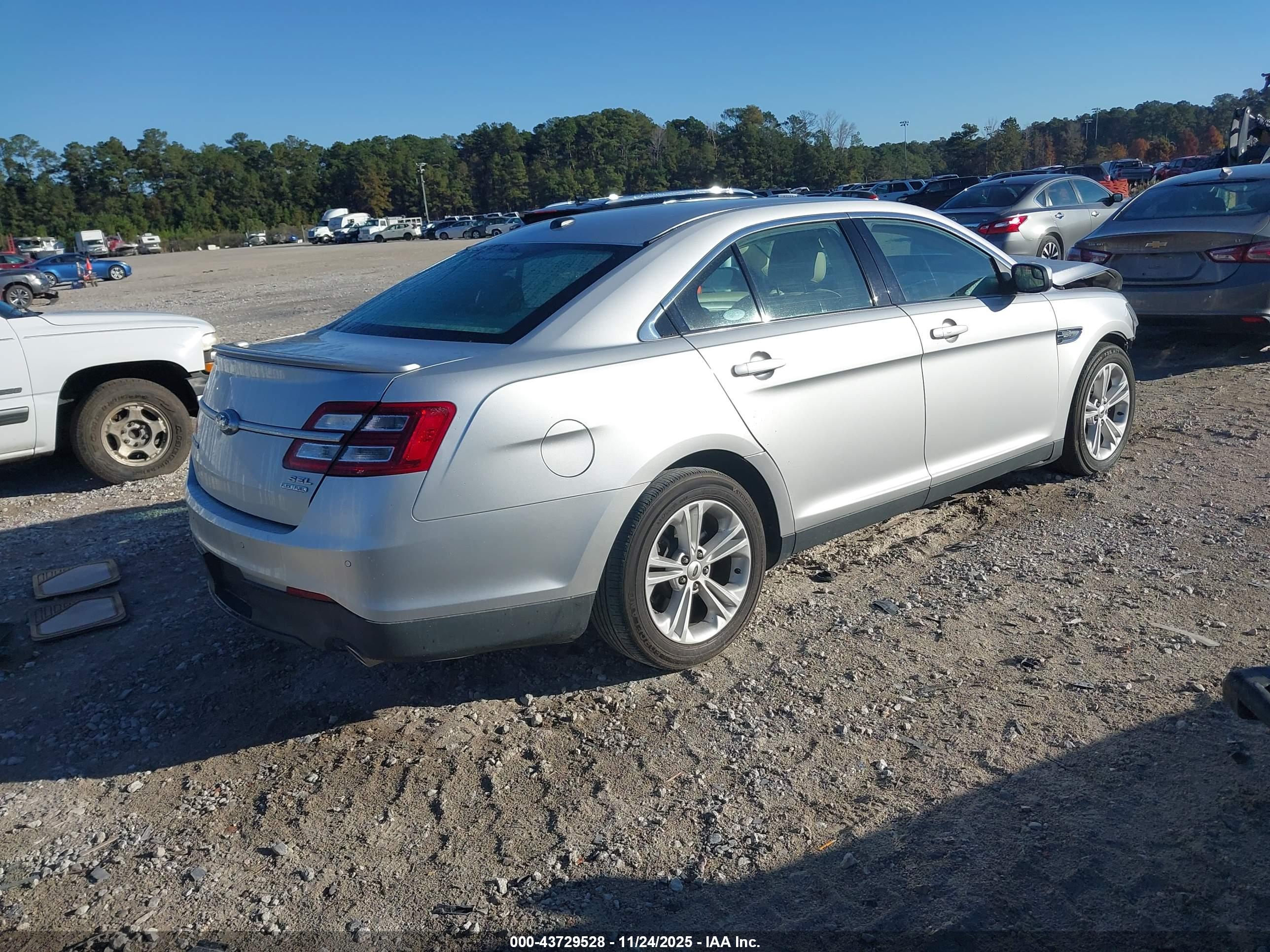 FORD TAURUS image 4
