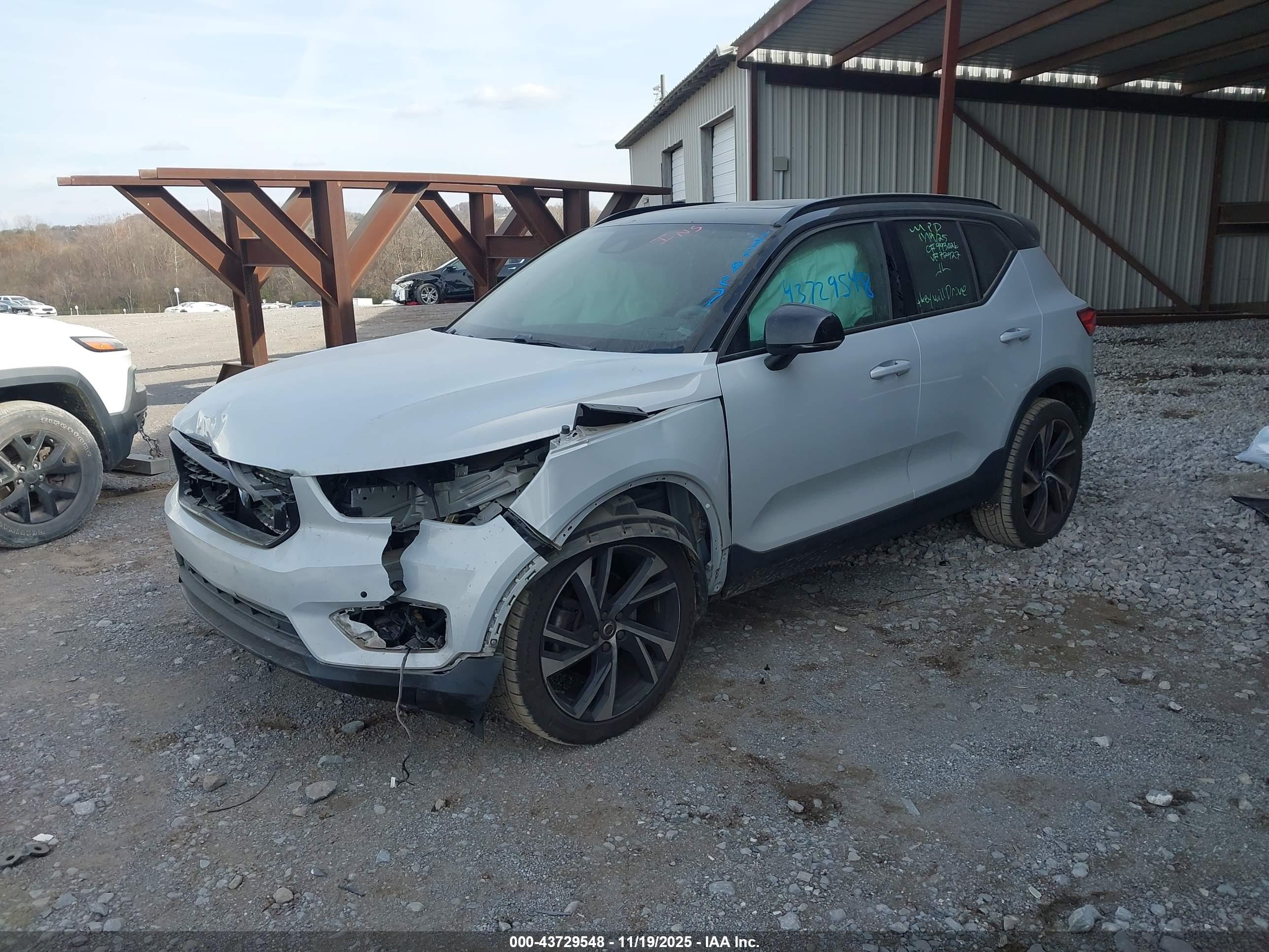 VOLVO XC40 image 2