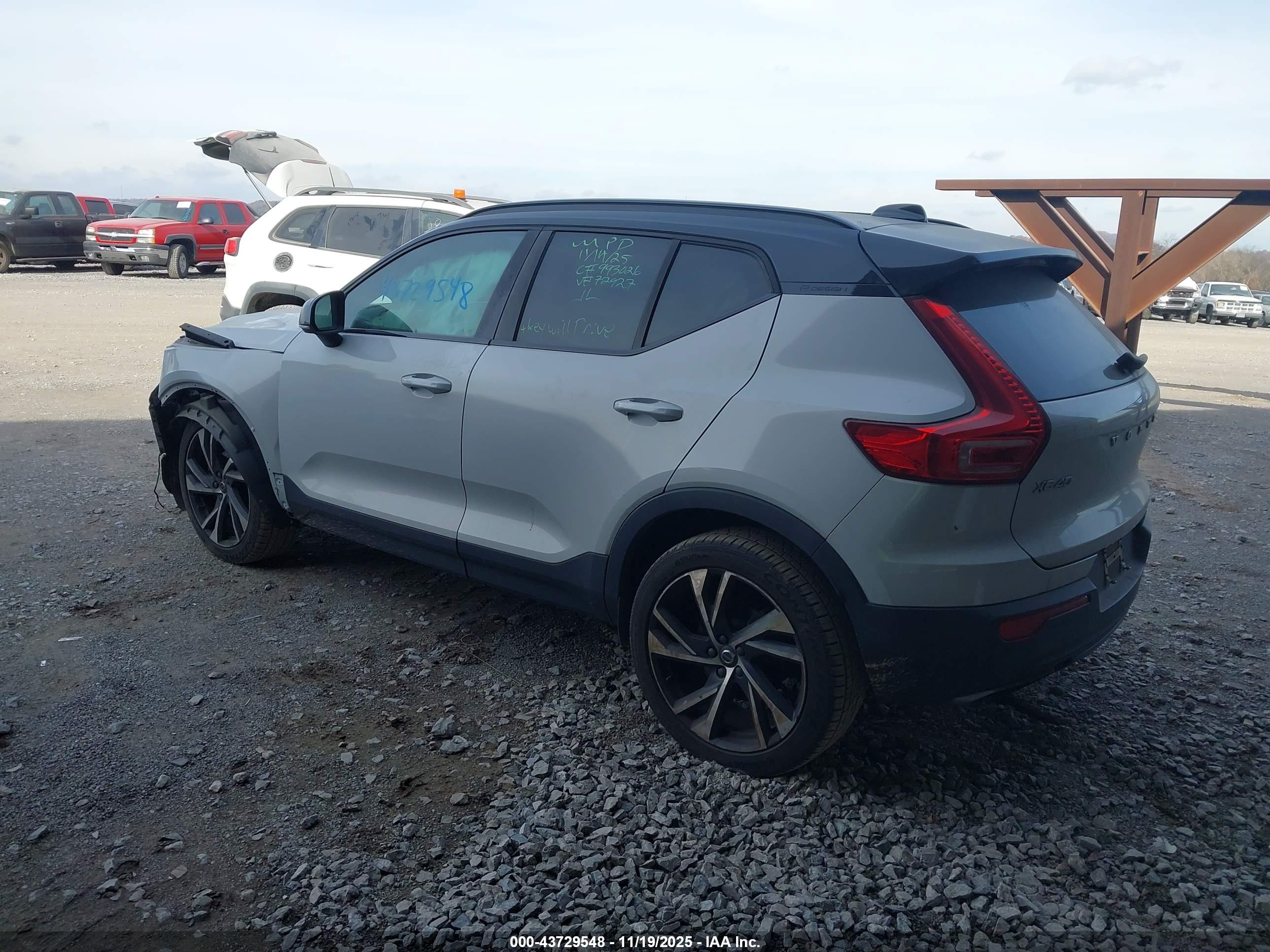 VOLVO XC40 image 3