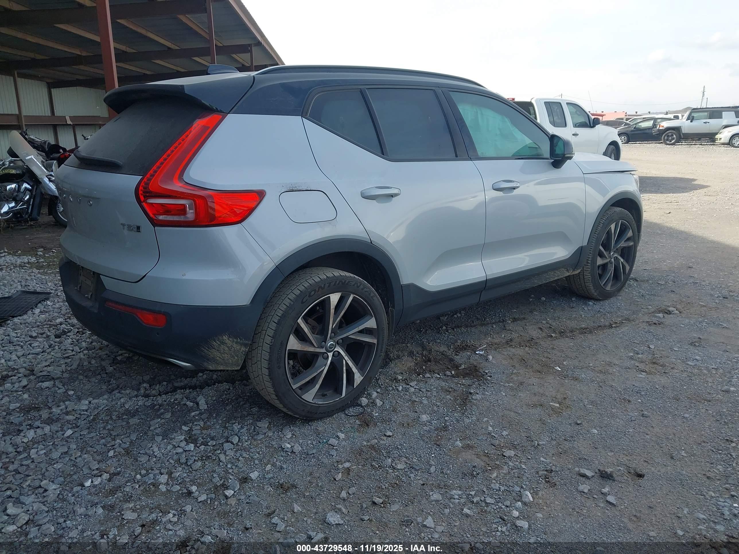 VOLVO XC40 image 4