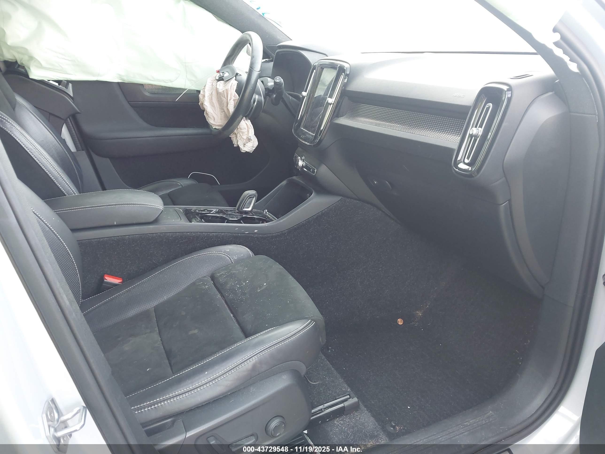VOLVO XC40 image 5
