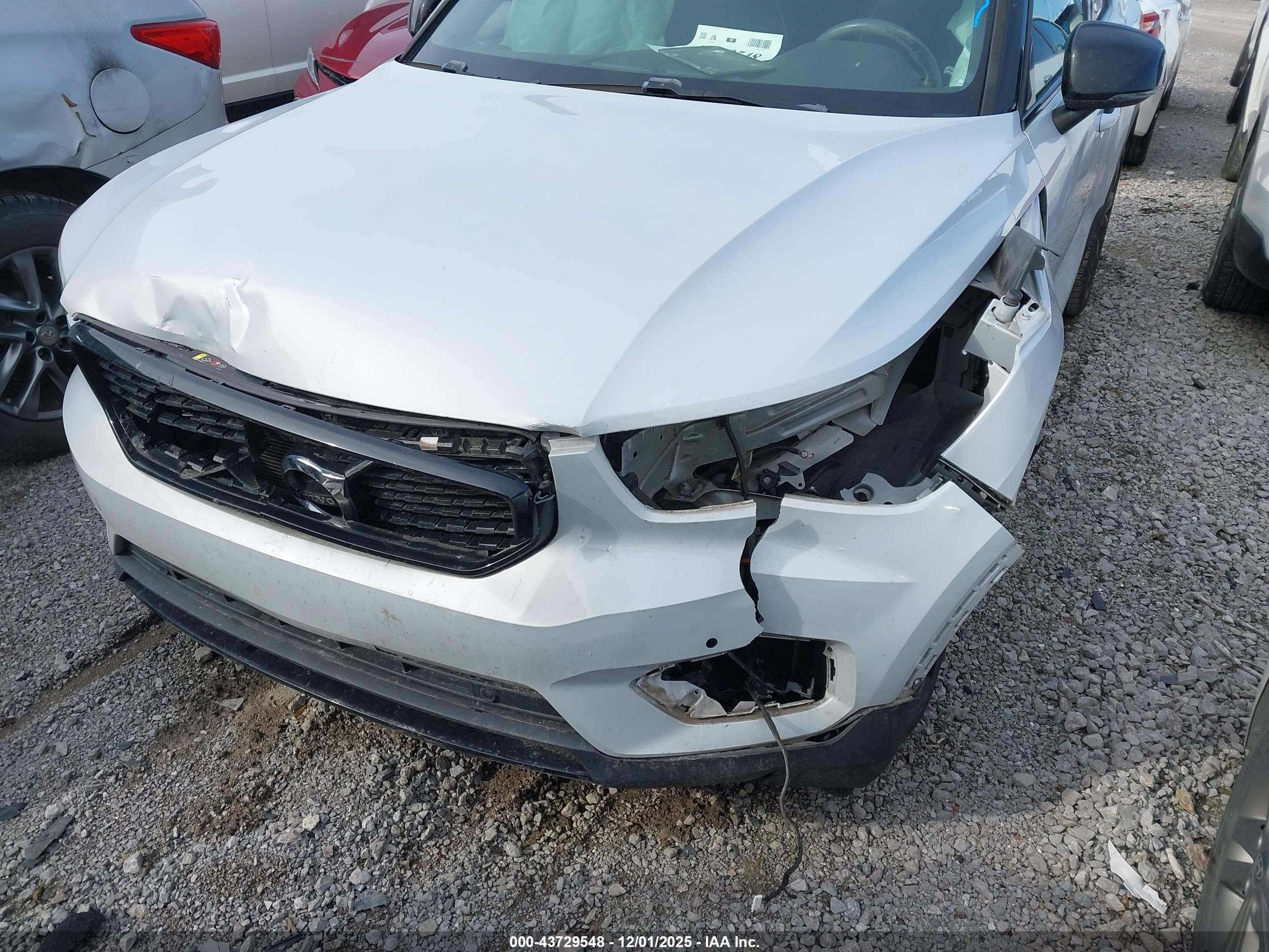 VOLVO XC40 image 6