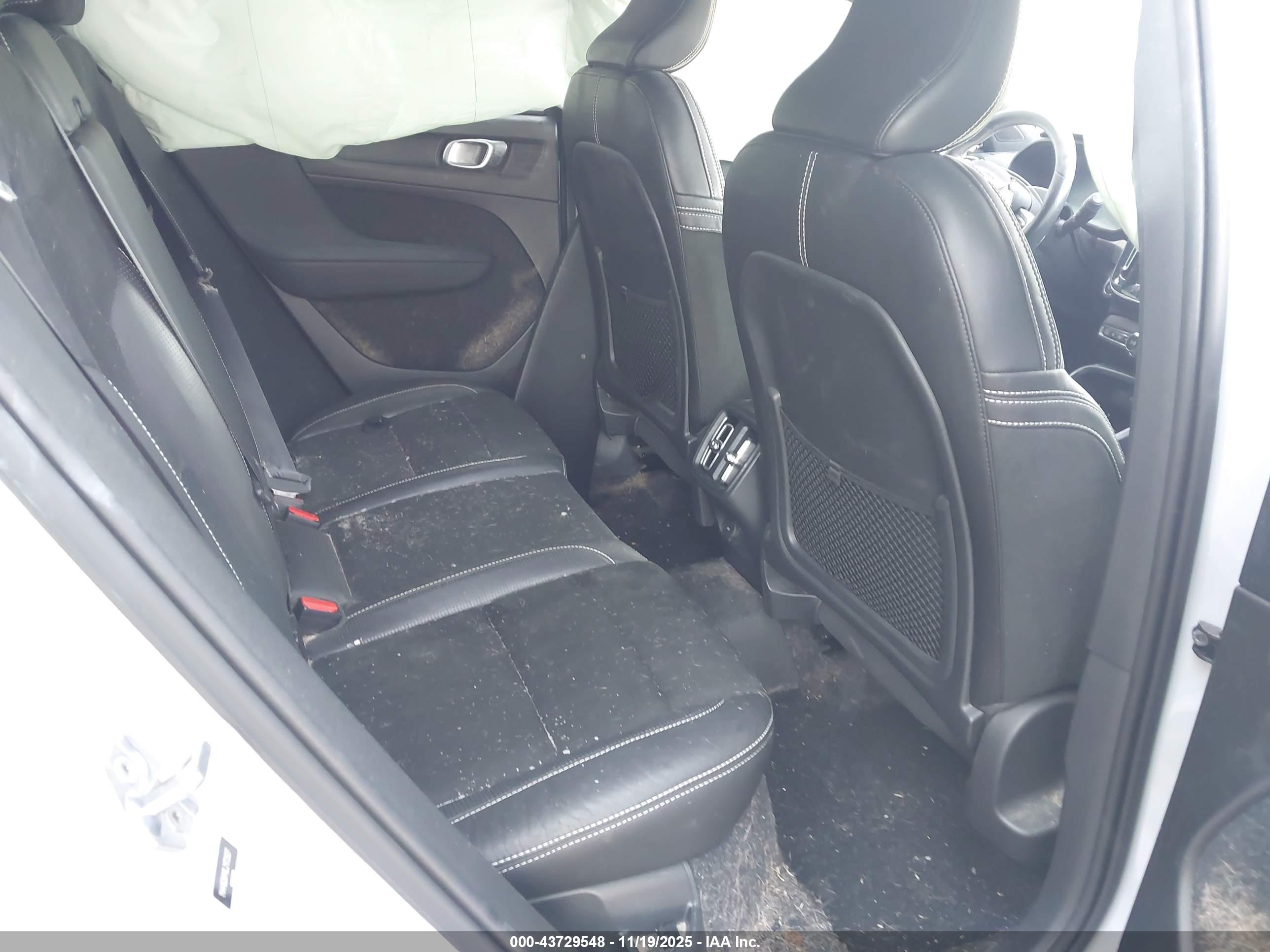 VOLVO XC40 image 8