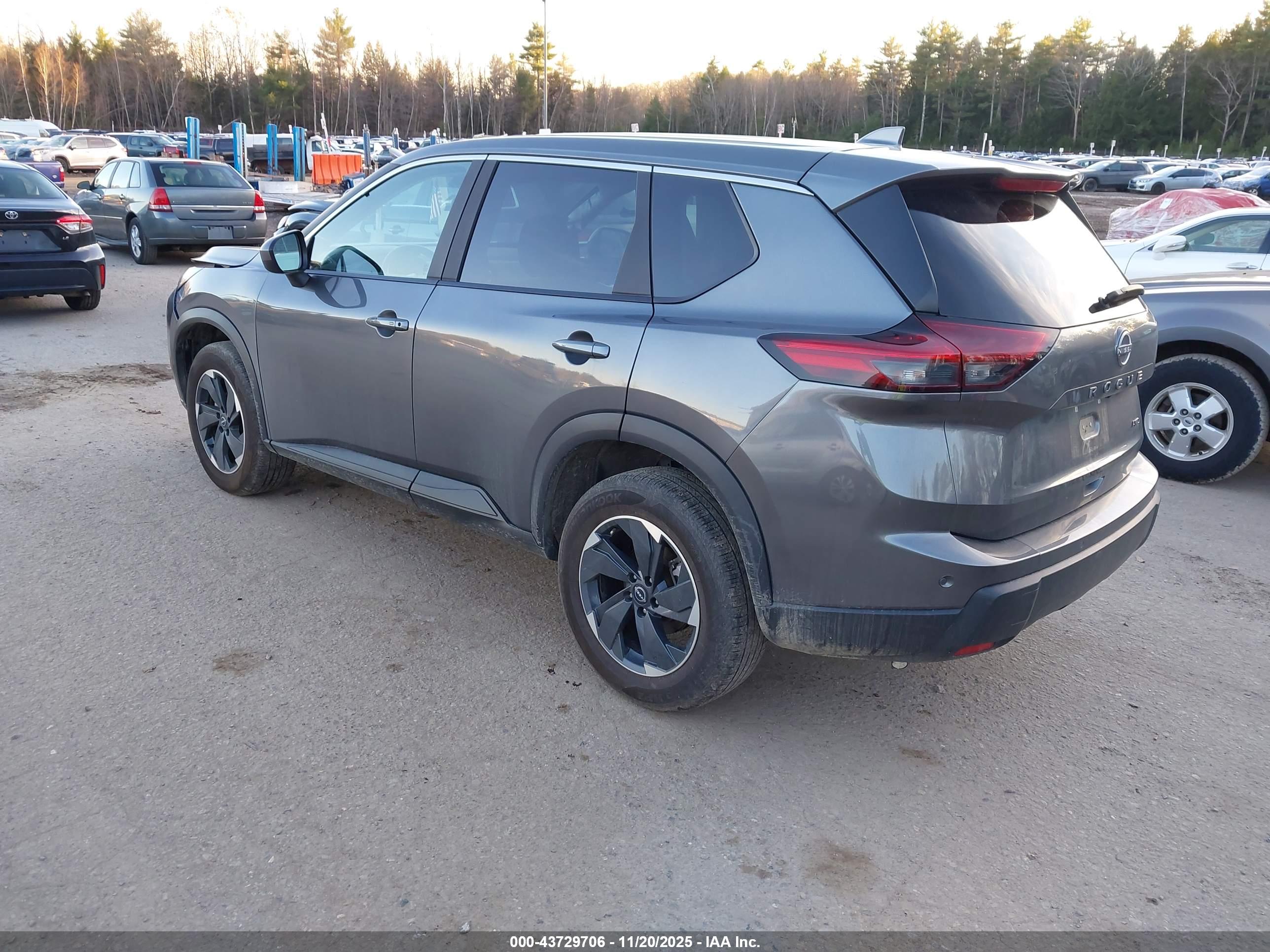 NISSAN ROGUE image 3