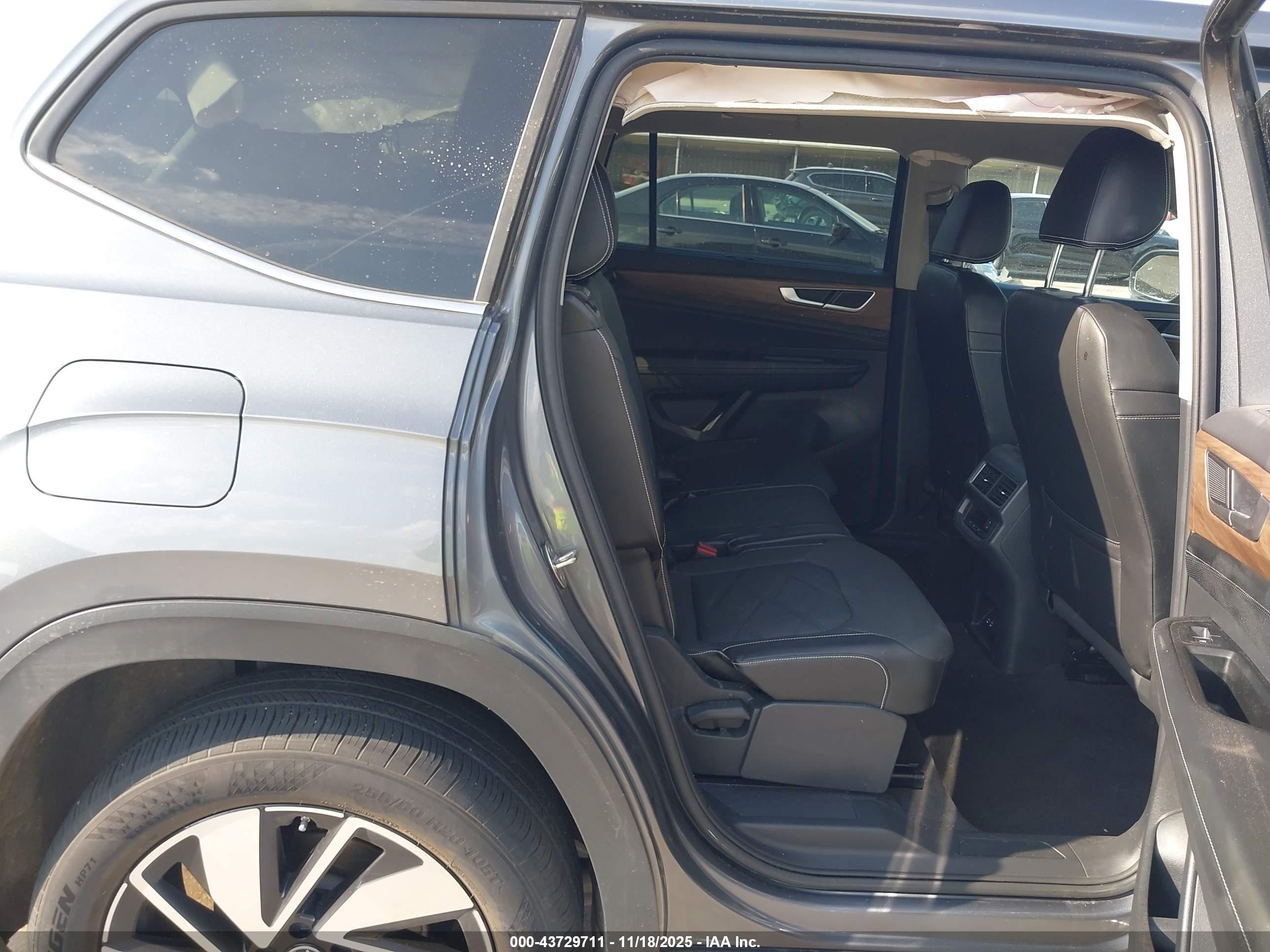 VOLKSWAGEN ATLAS image 8