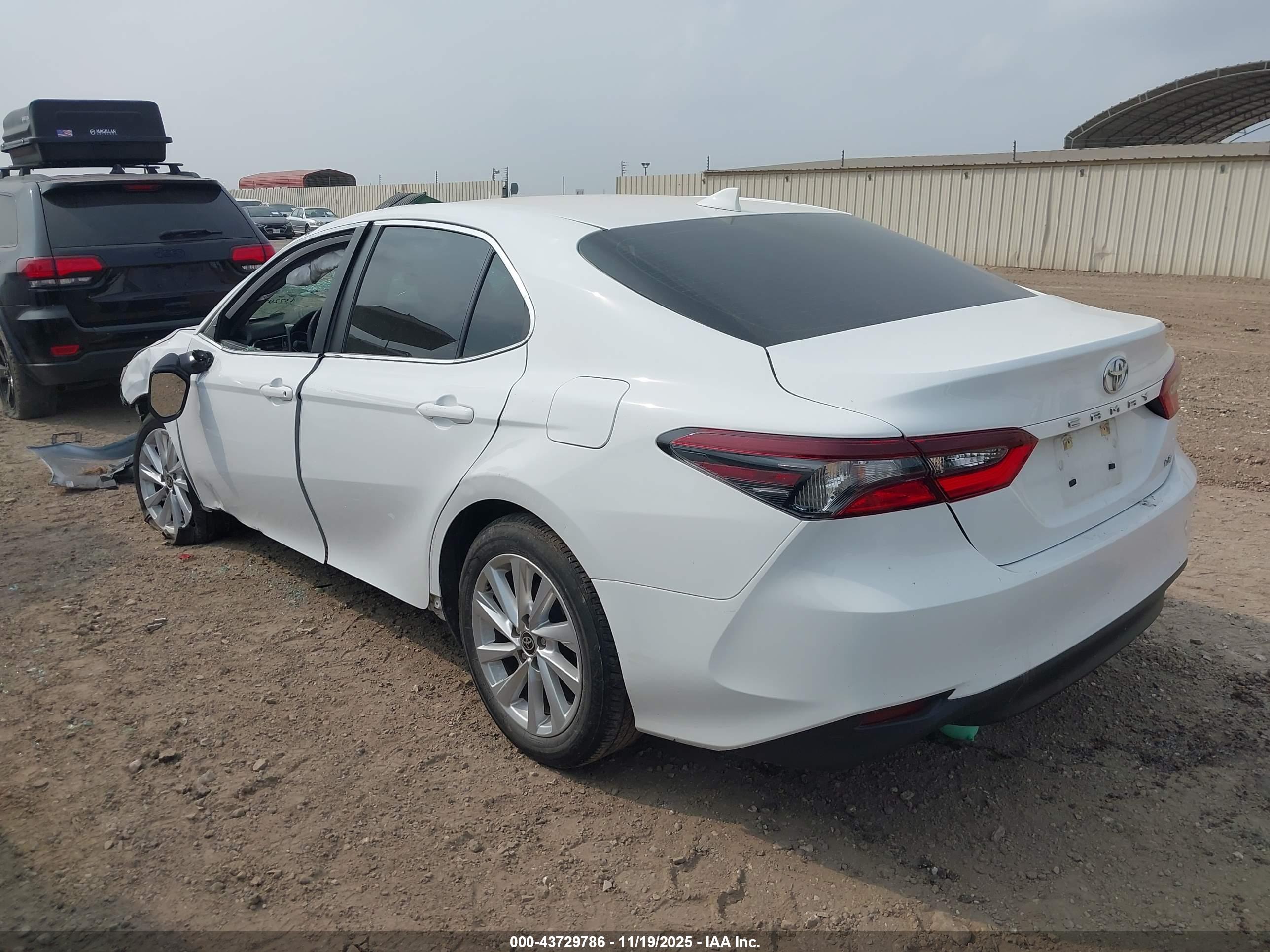 TOYOTA CAMRY image 3