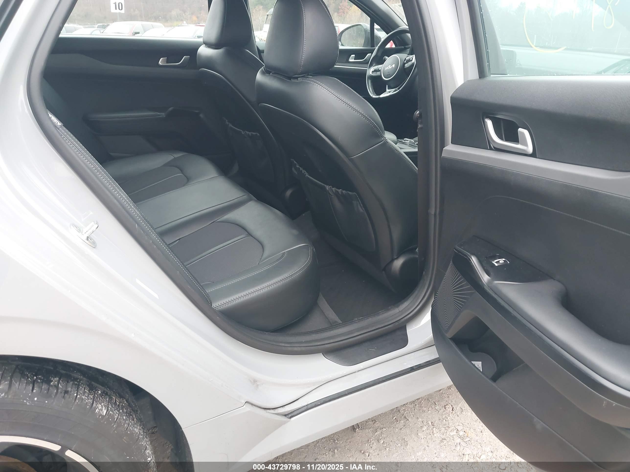 KIA K5 image 8