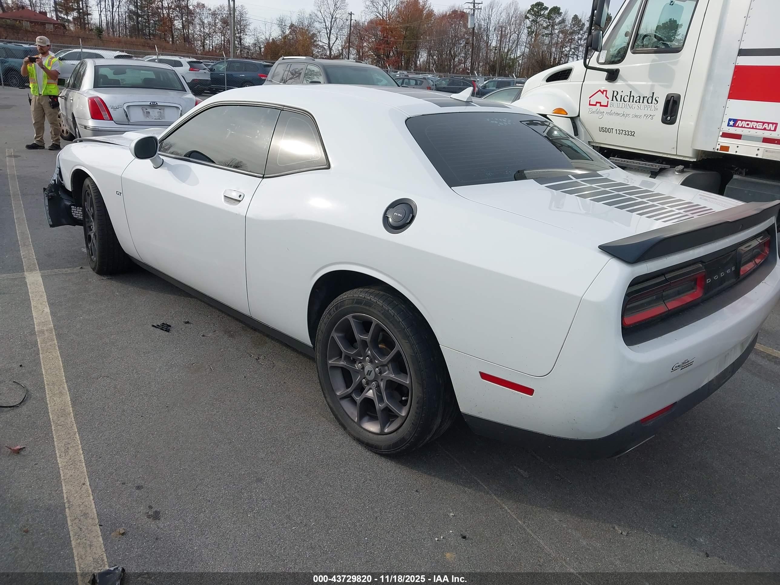 DODGE CHALLENGER image 3