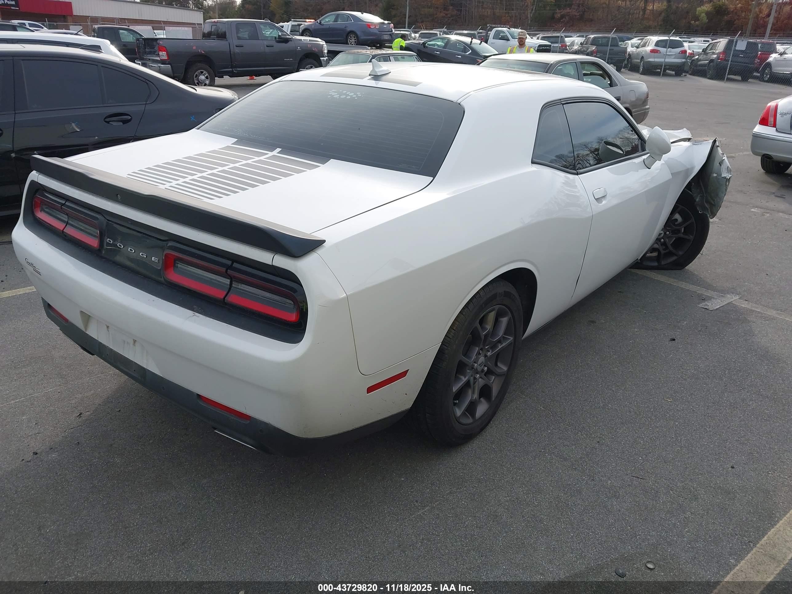 DODGE CHALLENGER image 4
