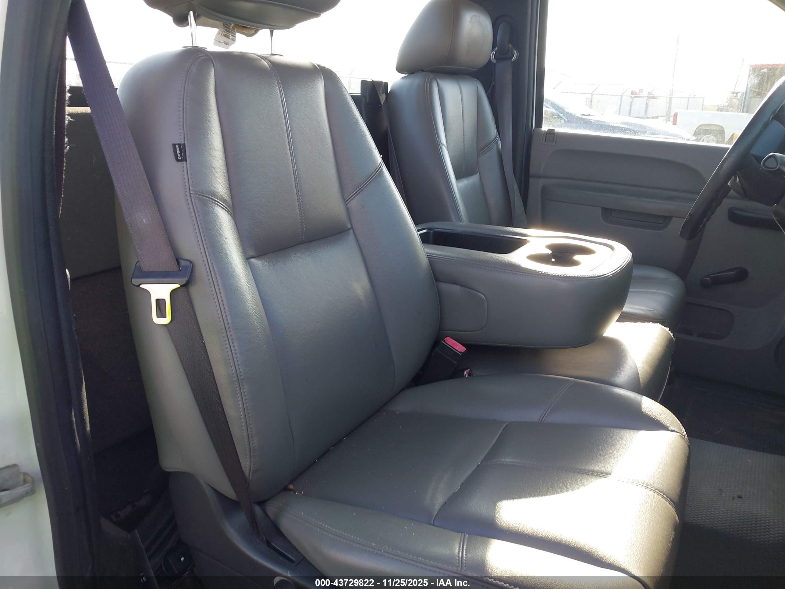 CHEVROLET SILVERADO image 8