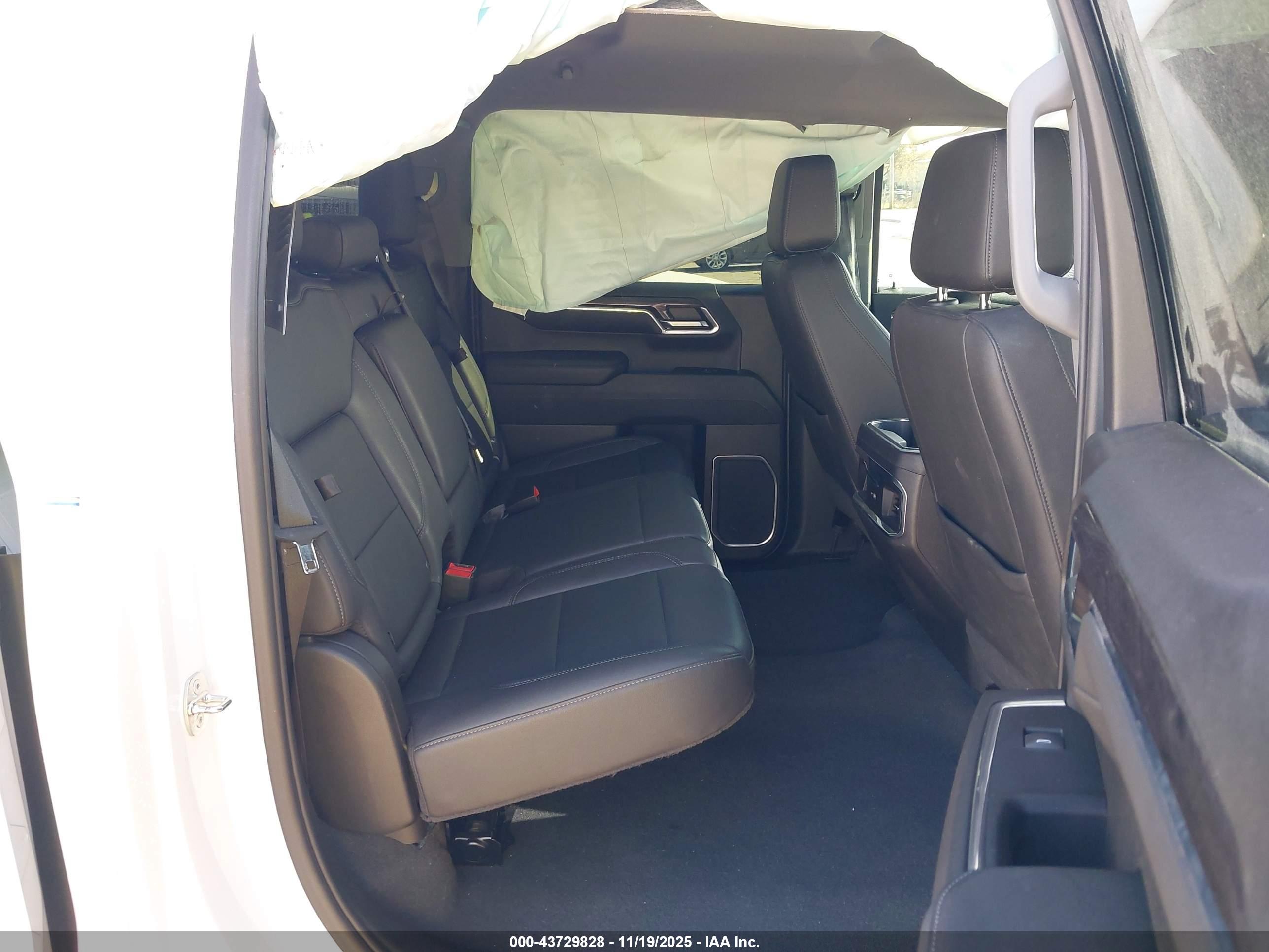 CHEVROLET SILVERADO image 8
