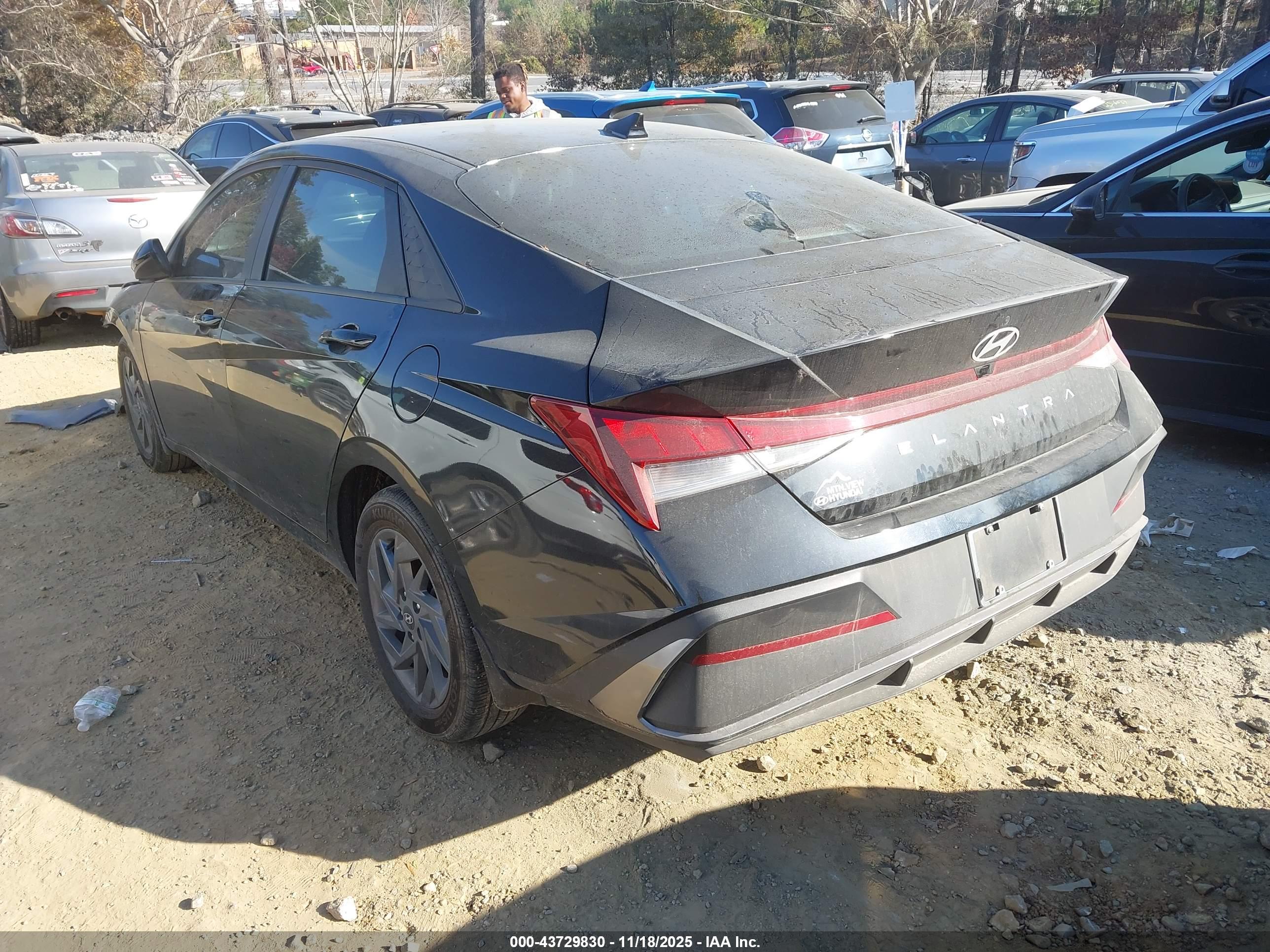 HYUNDAI ELANTRA image 3