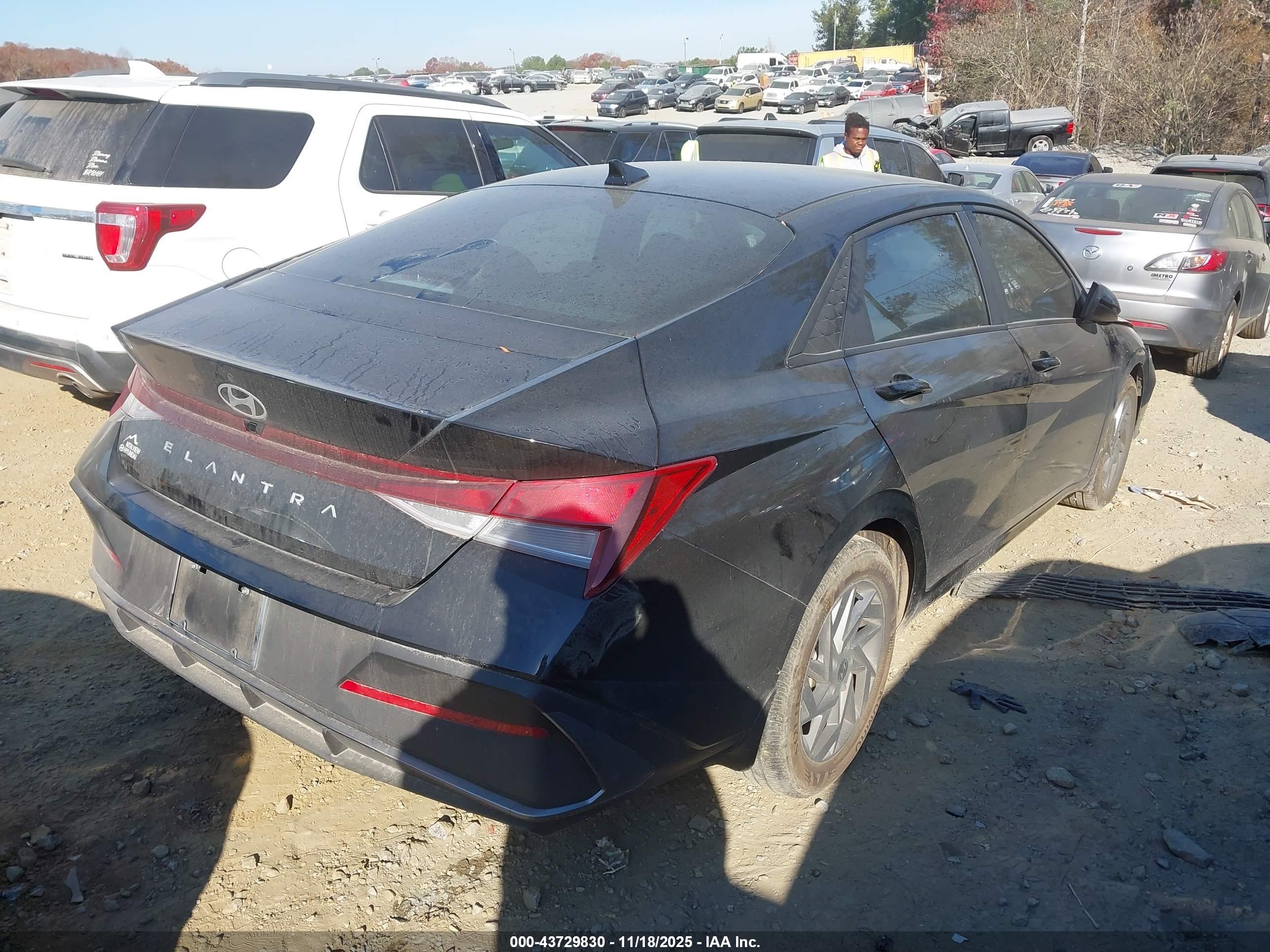 HYUNDAI ELANTRA image 4