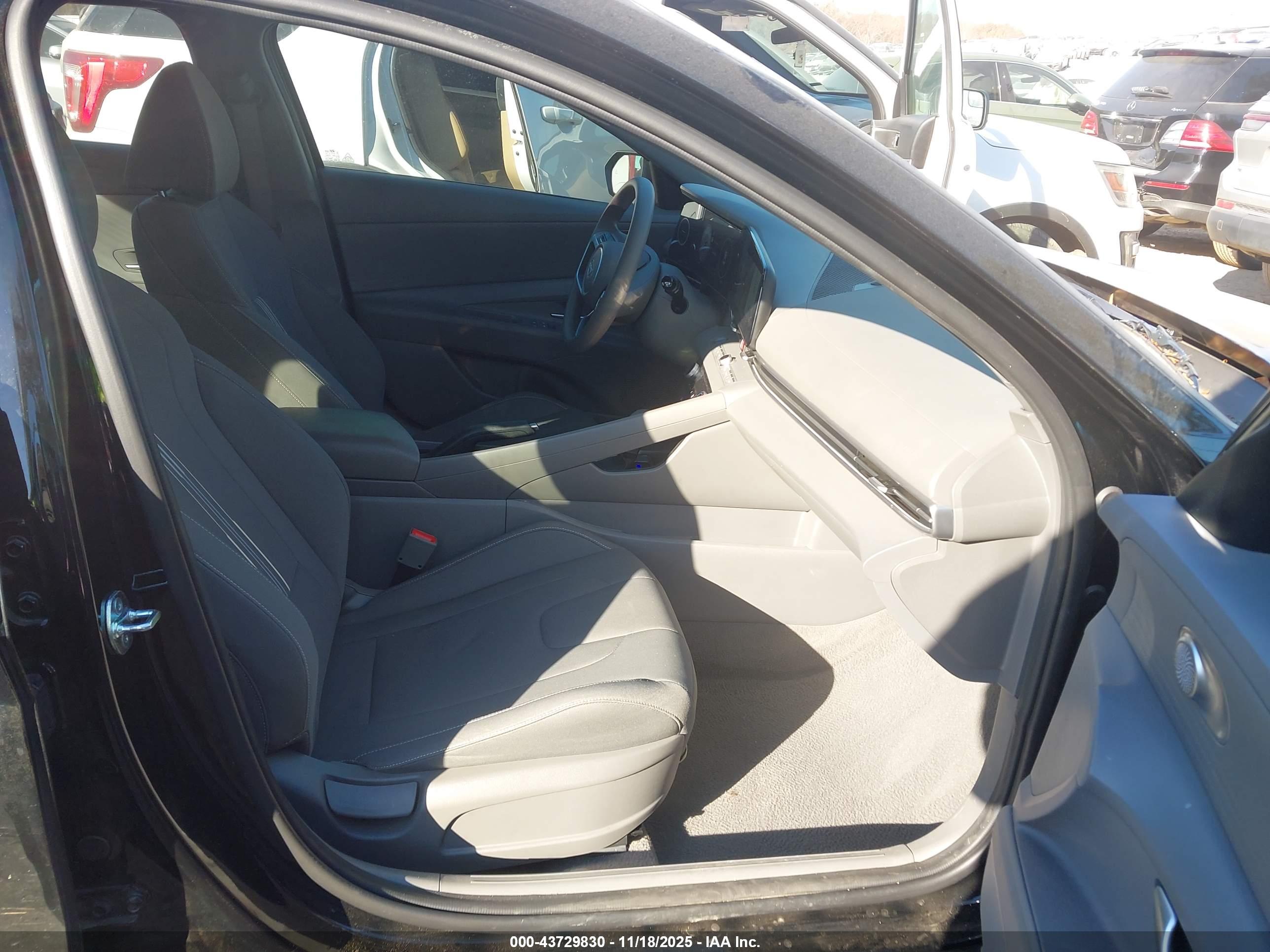 HYUNDAI ELANTRA image 5