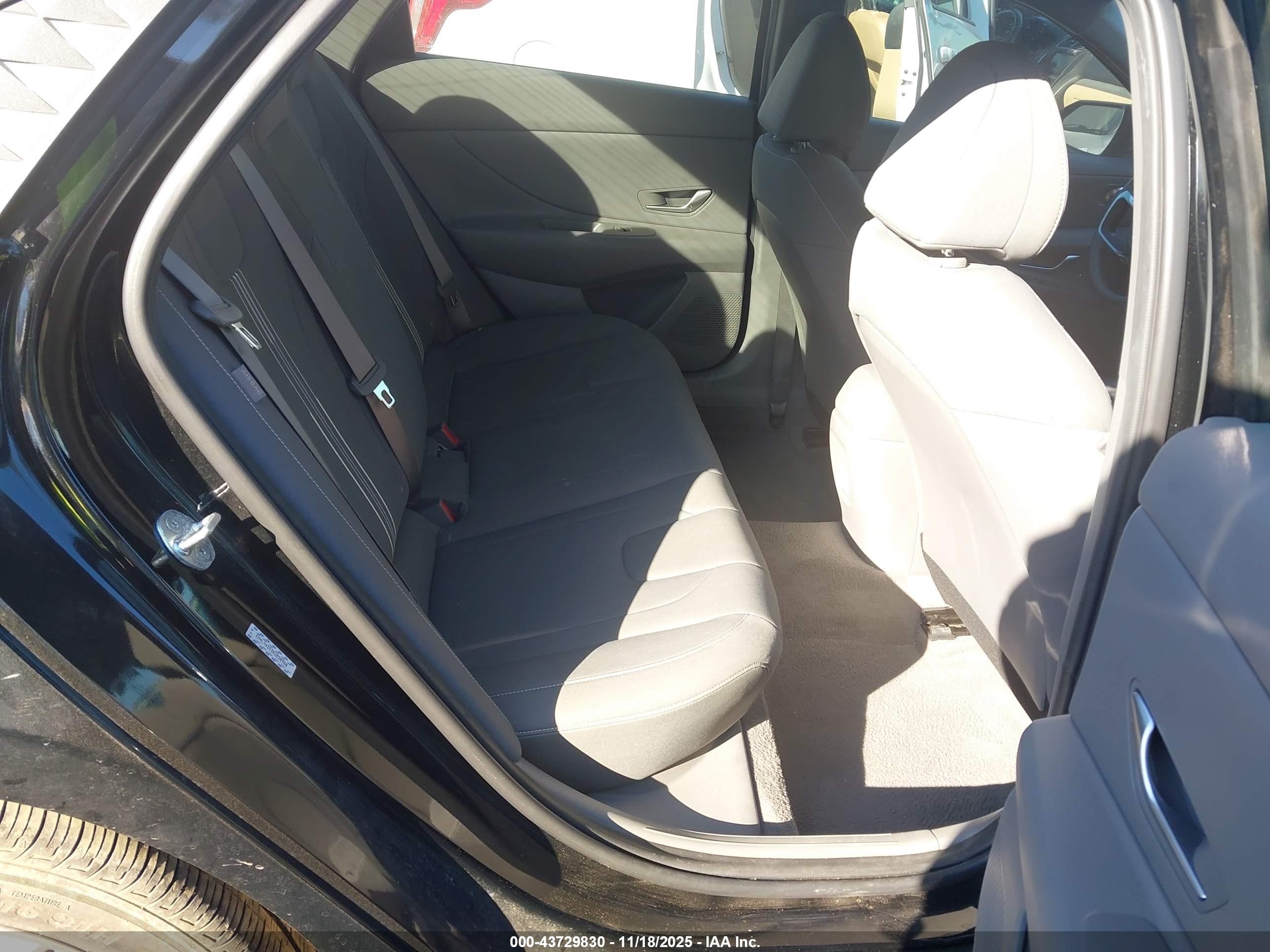 HYUNDAI ELANTRA image 8