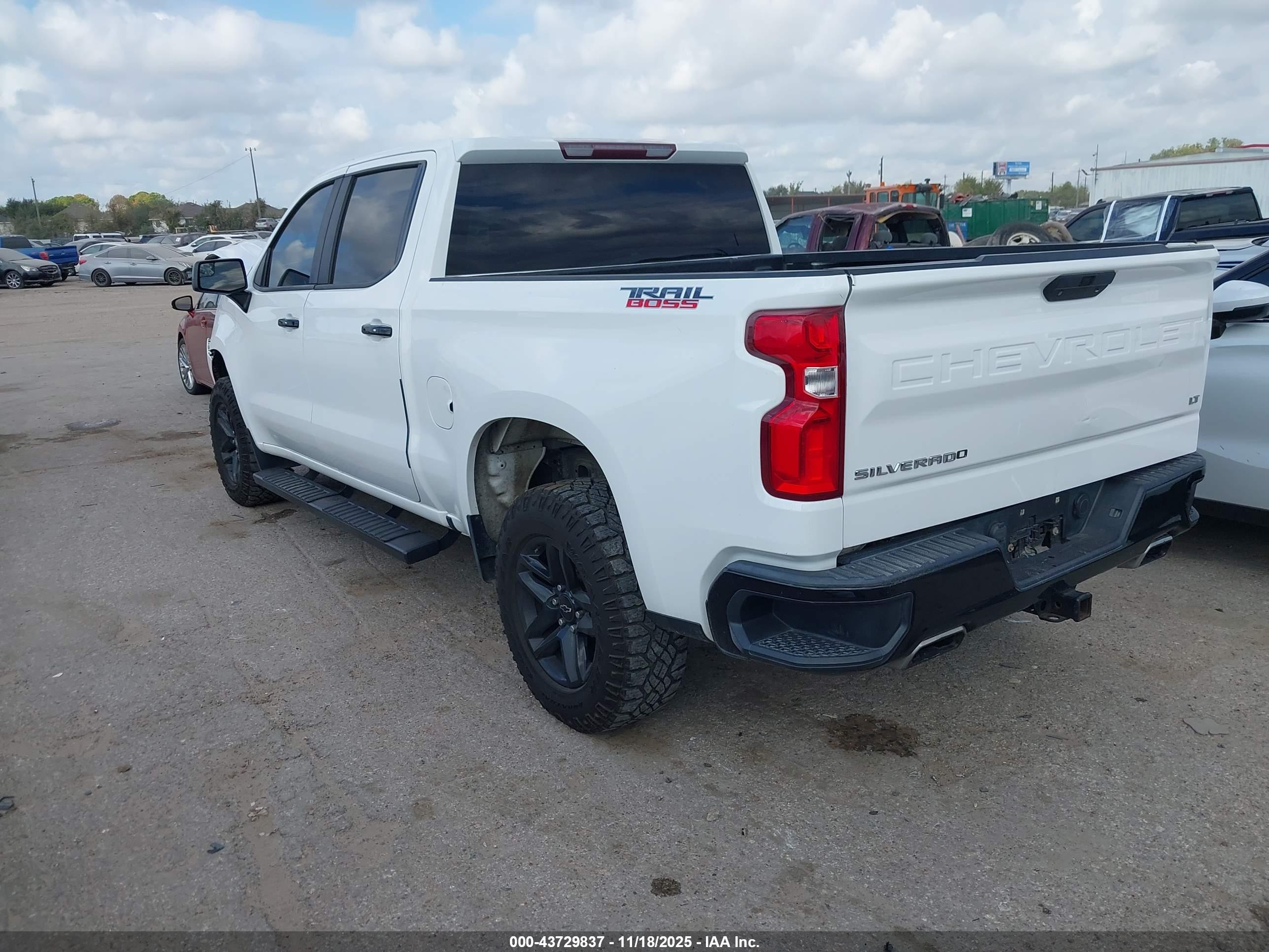 CHEVROLET SILVERADO image 3