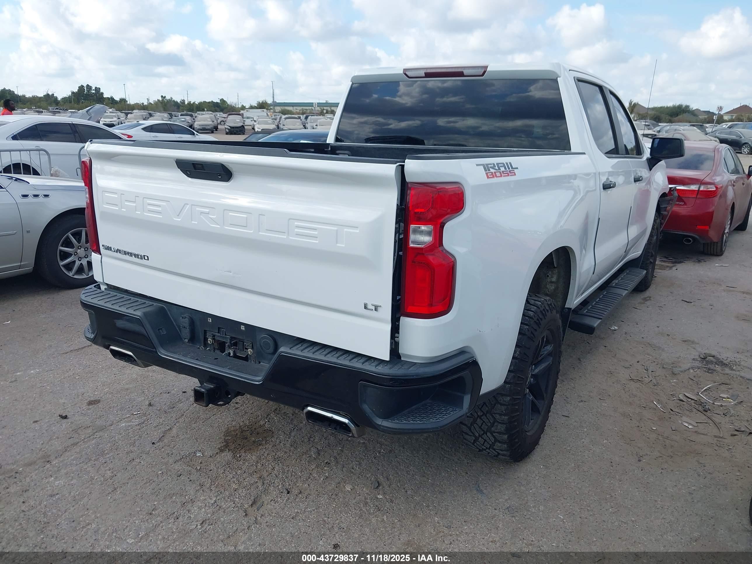CHEVROLET SILVERADO image 4
