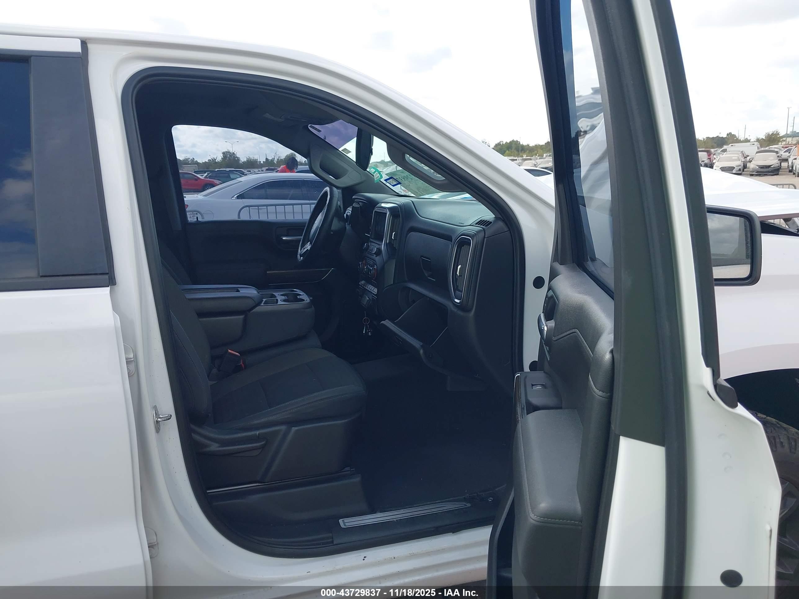 CHEVROLET SILVERADO image 5