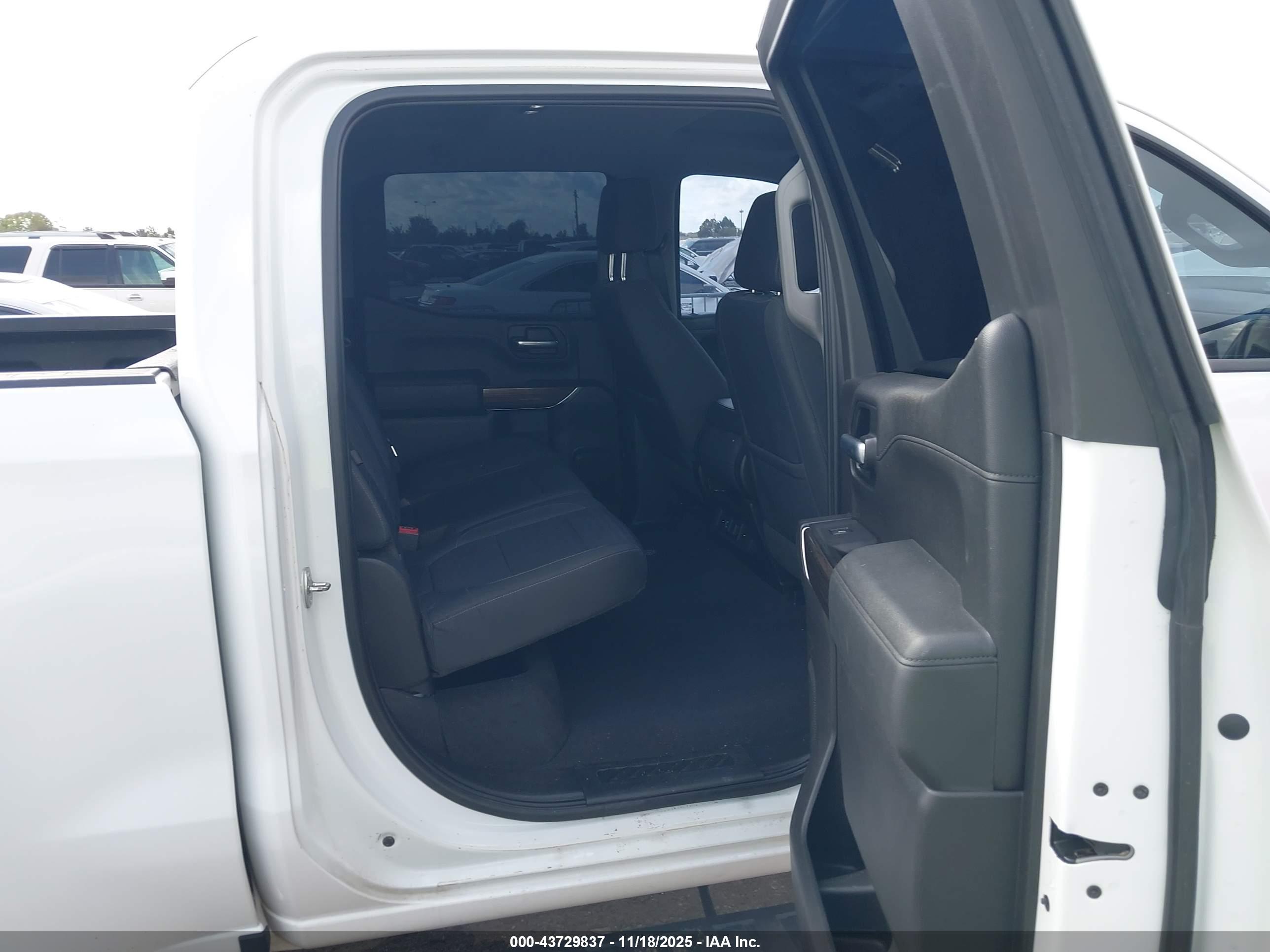 CHEVROLET SILVERADO image 8