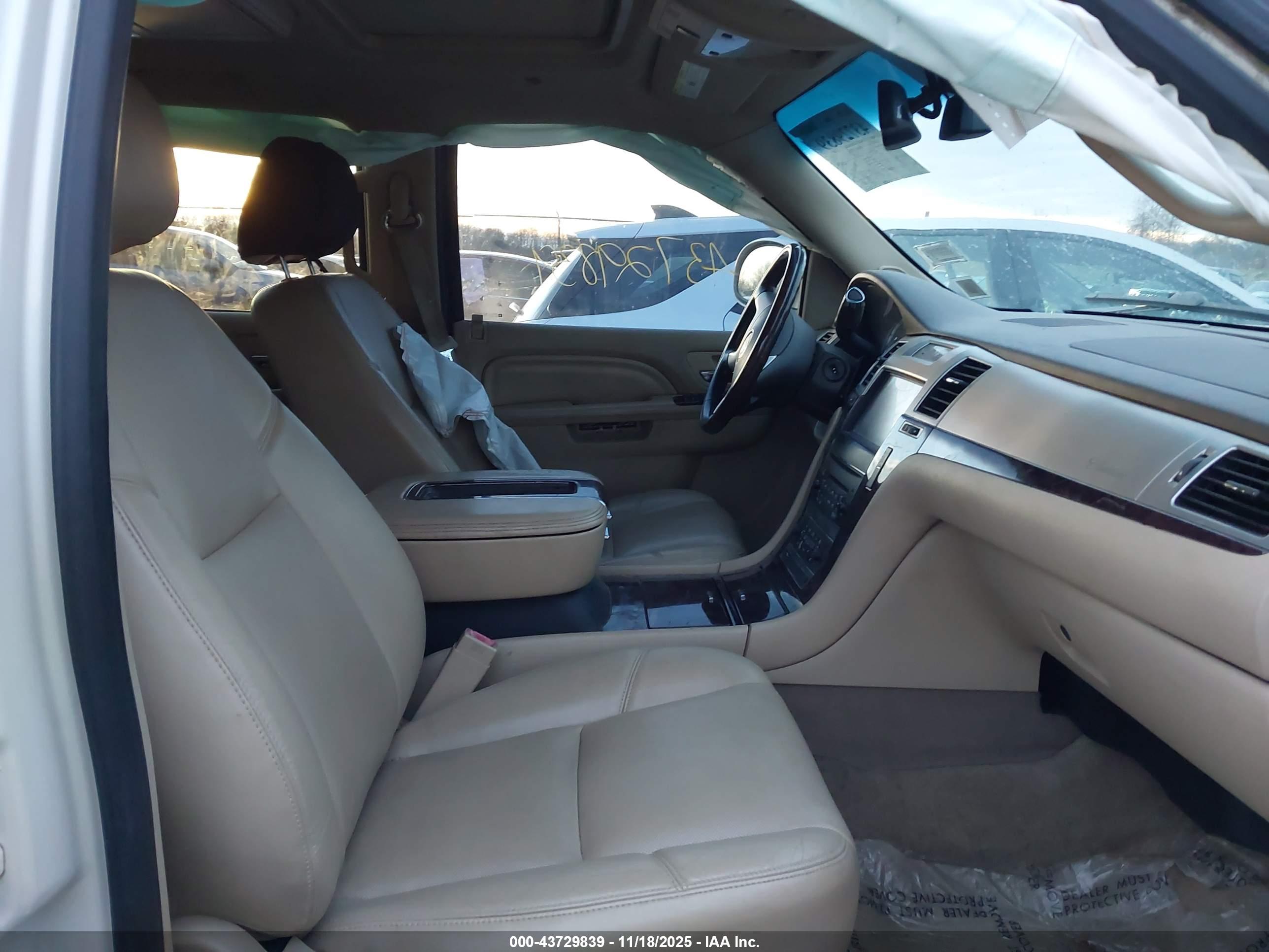 CADILLAC ESCALADE image 5