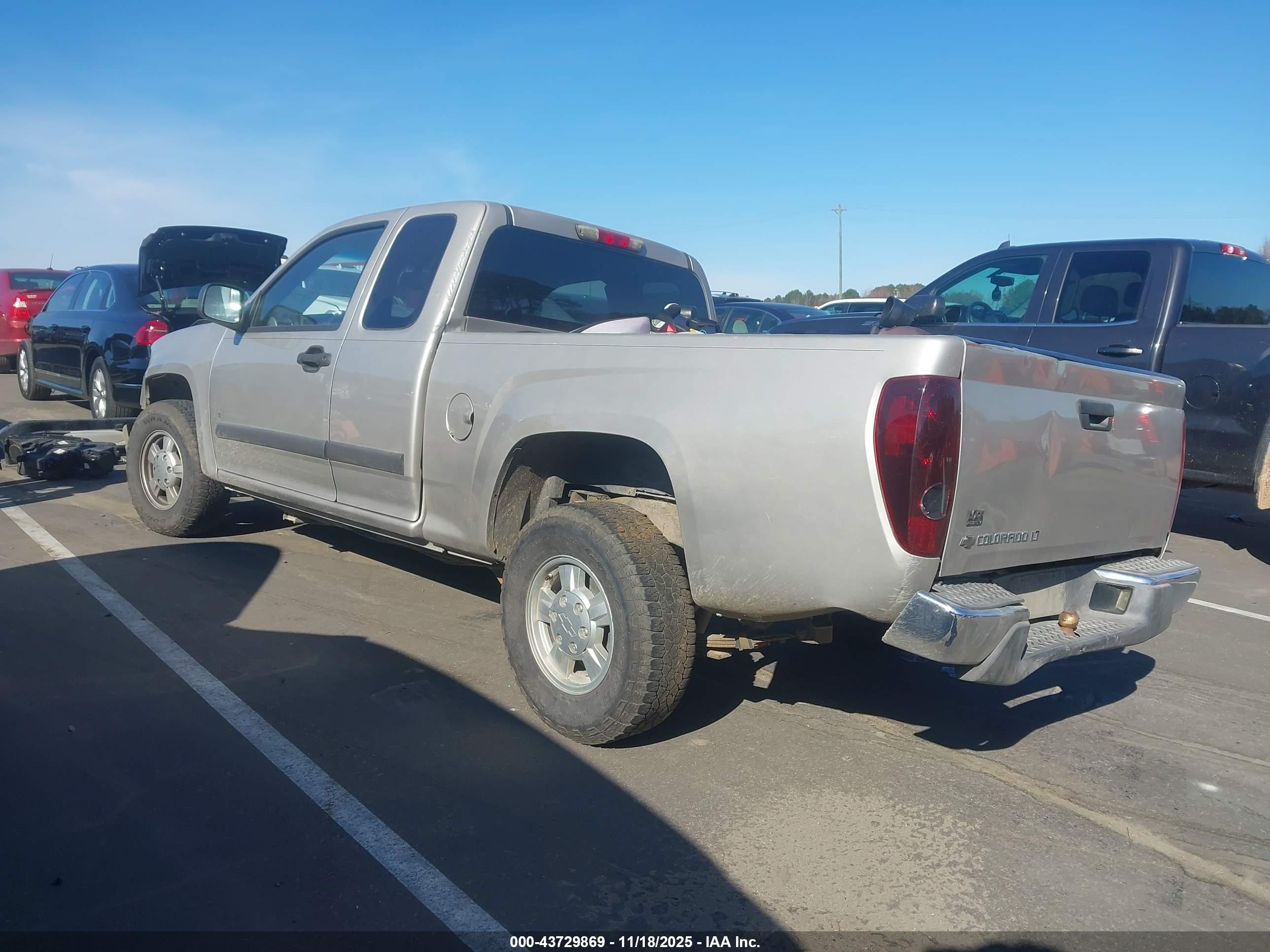 CHEVROLET COLORADO image 3