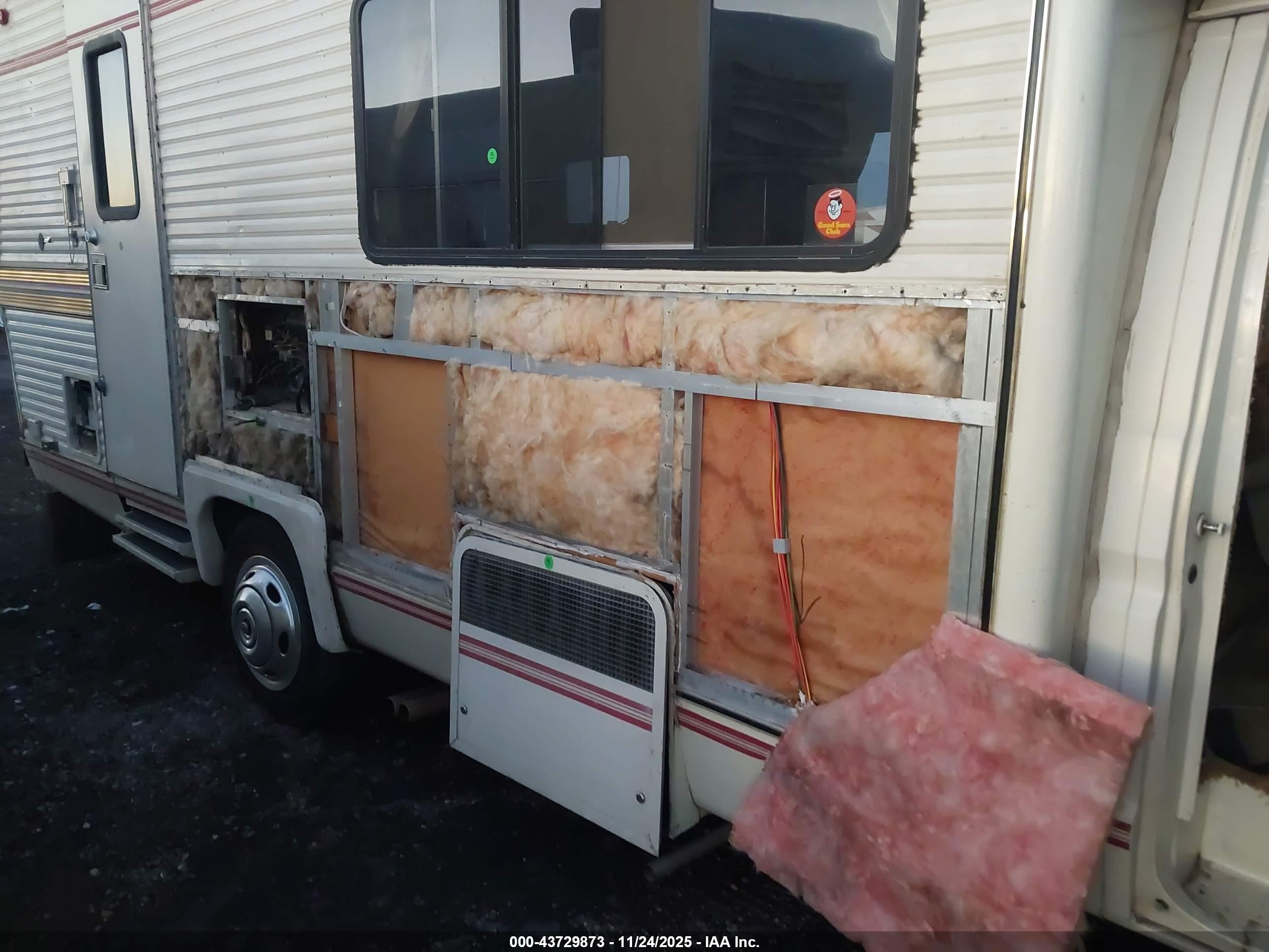 HOLIDAY RAMBLER image 6