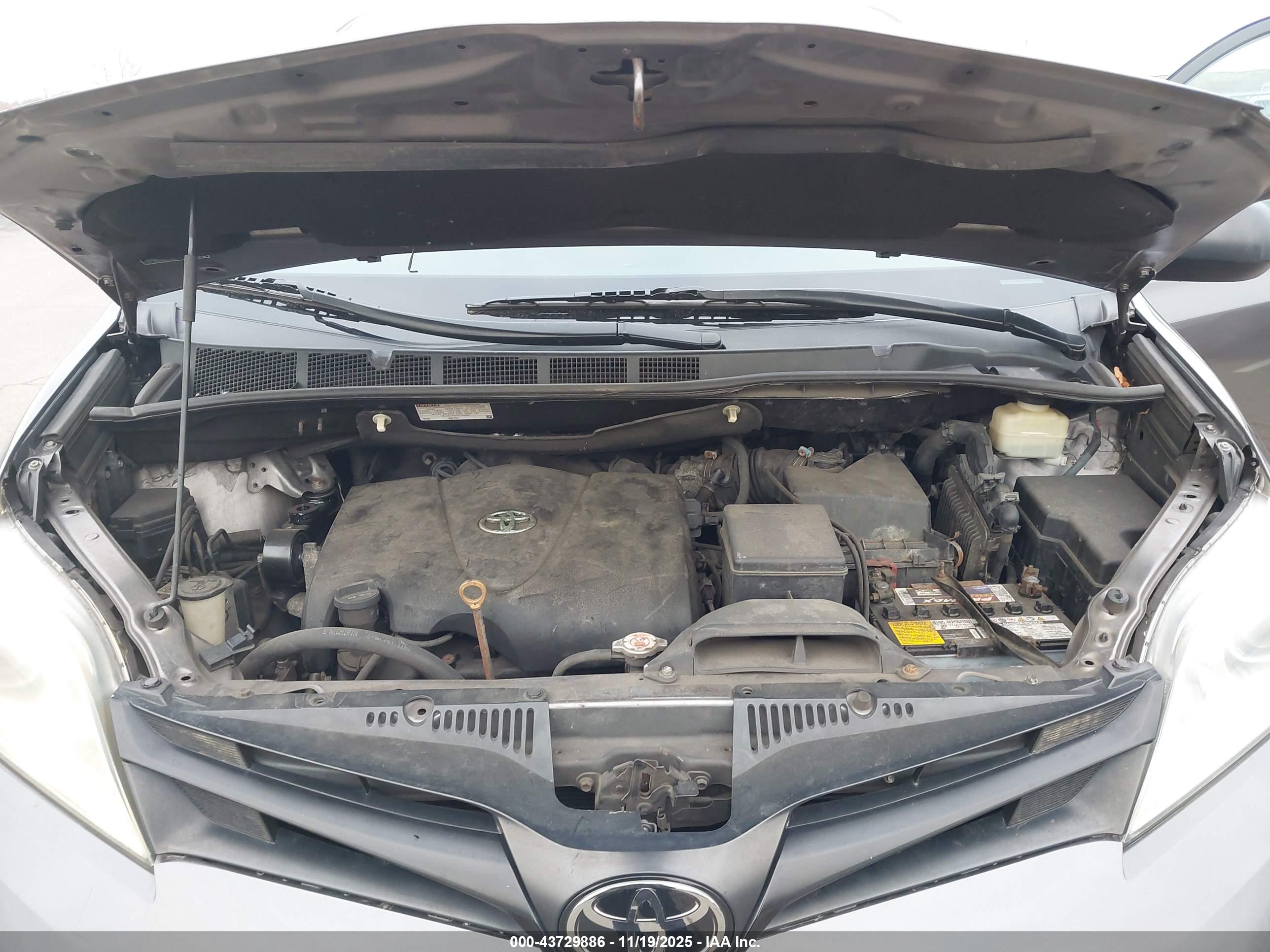 TOYOTA SIENNA image 10