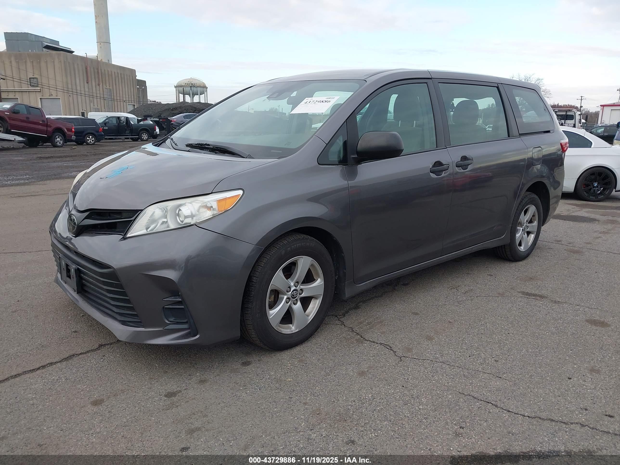 TOYOTA SIENNA image 2