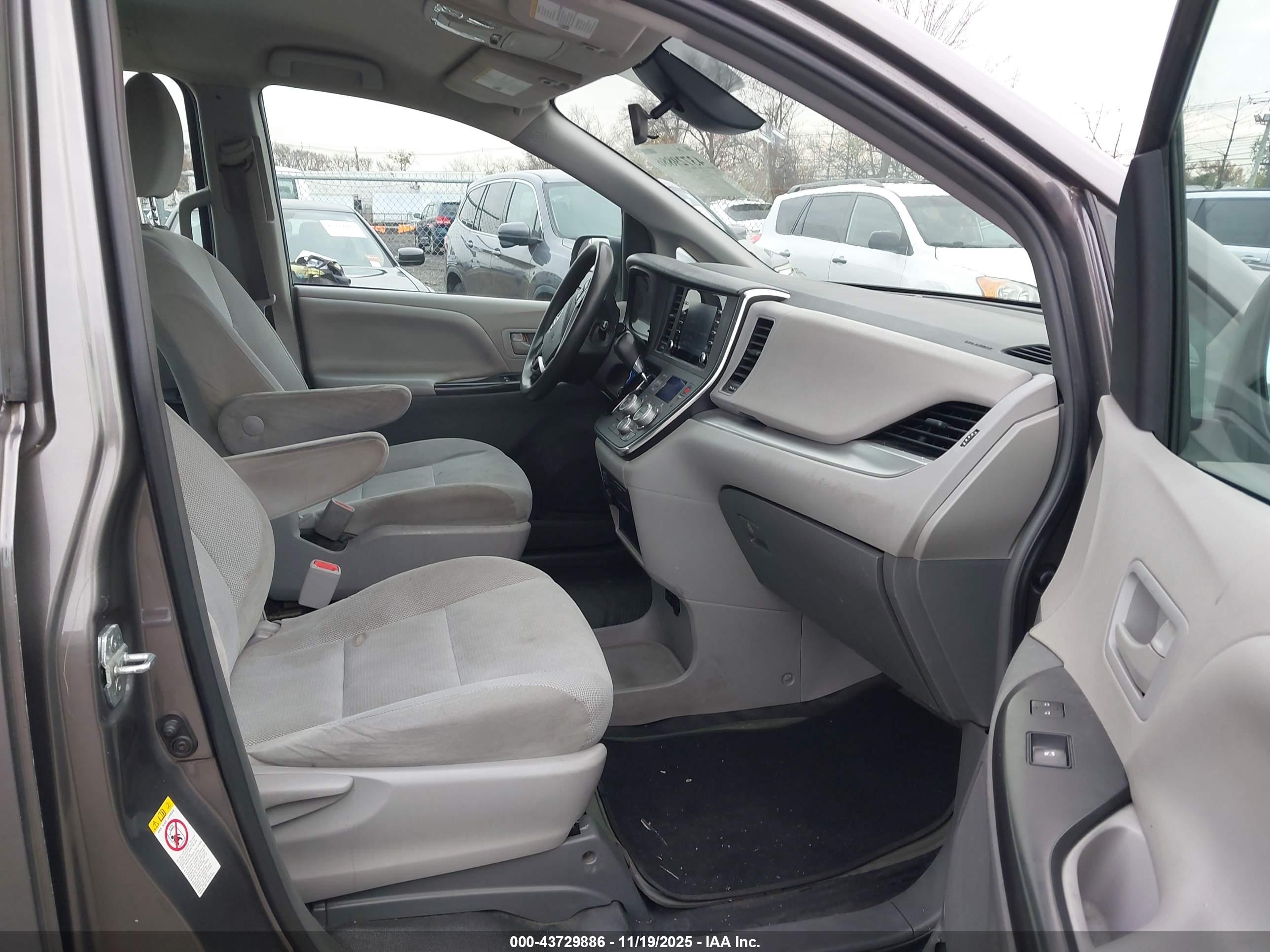 TOYOTA SIENNA image 5