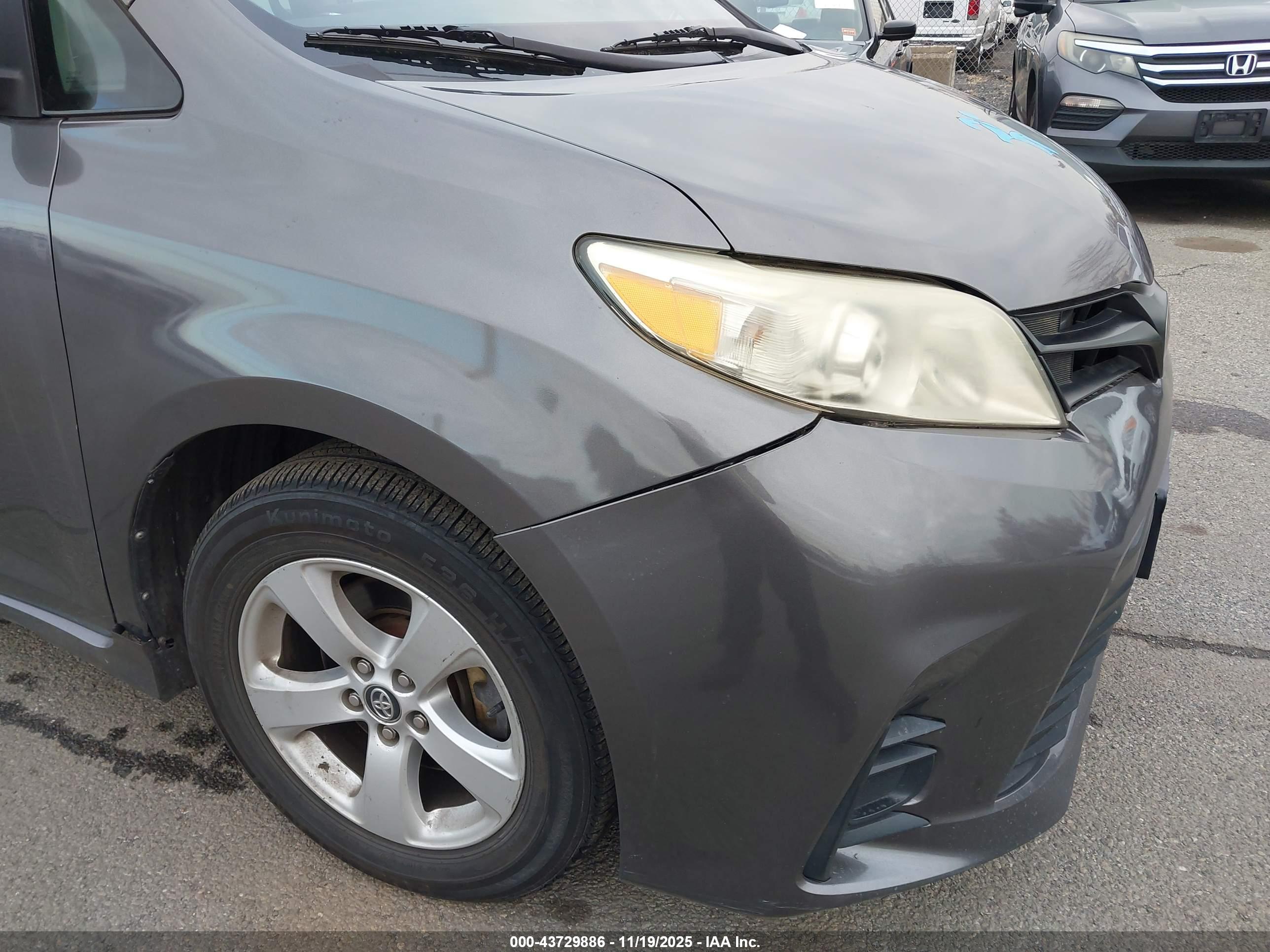 TOYOTA SIENNA image 6
