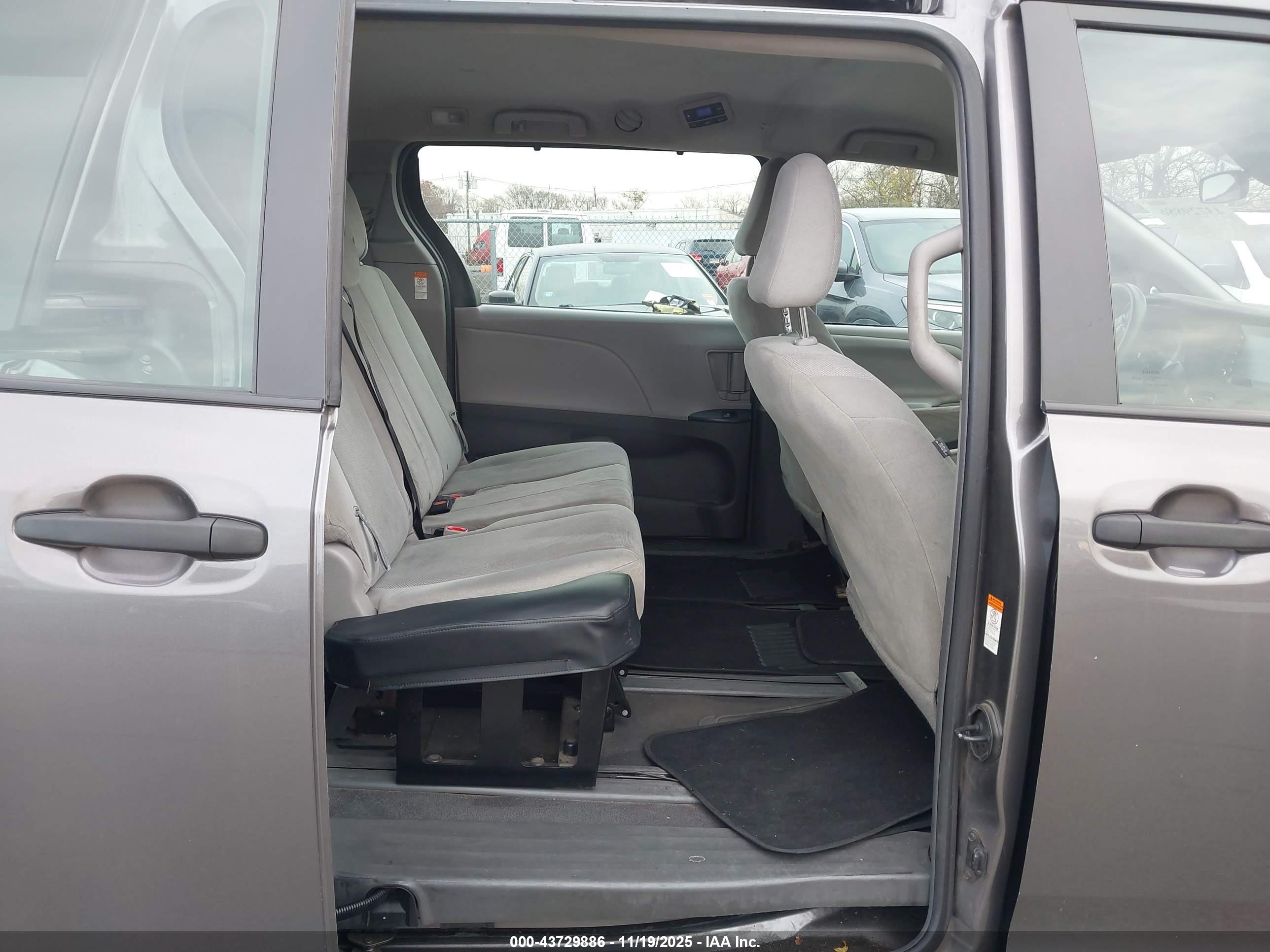 TOYOTA SIENNA image 8