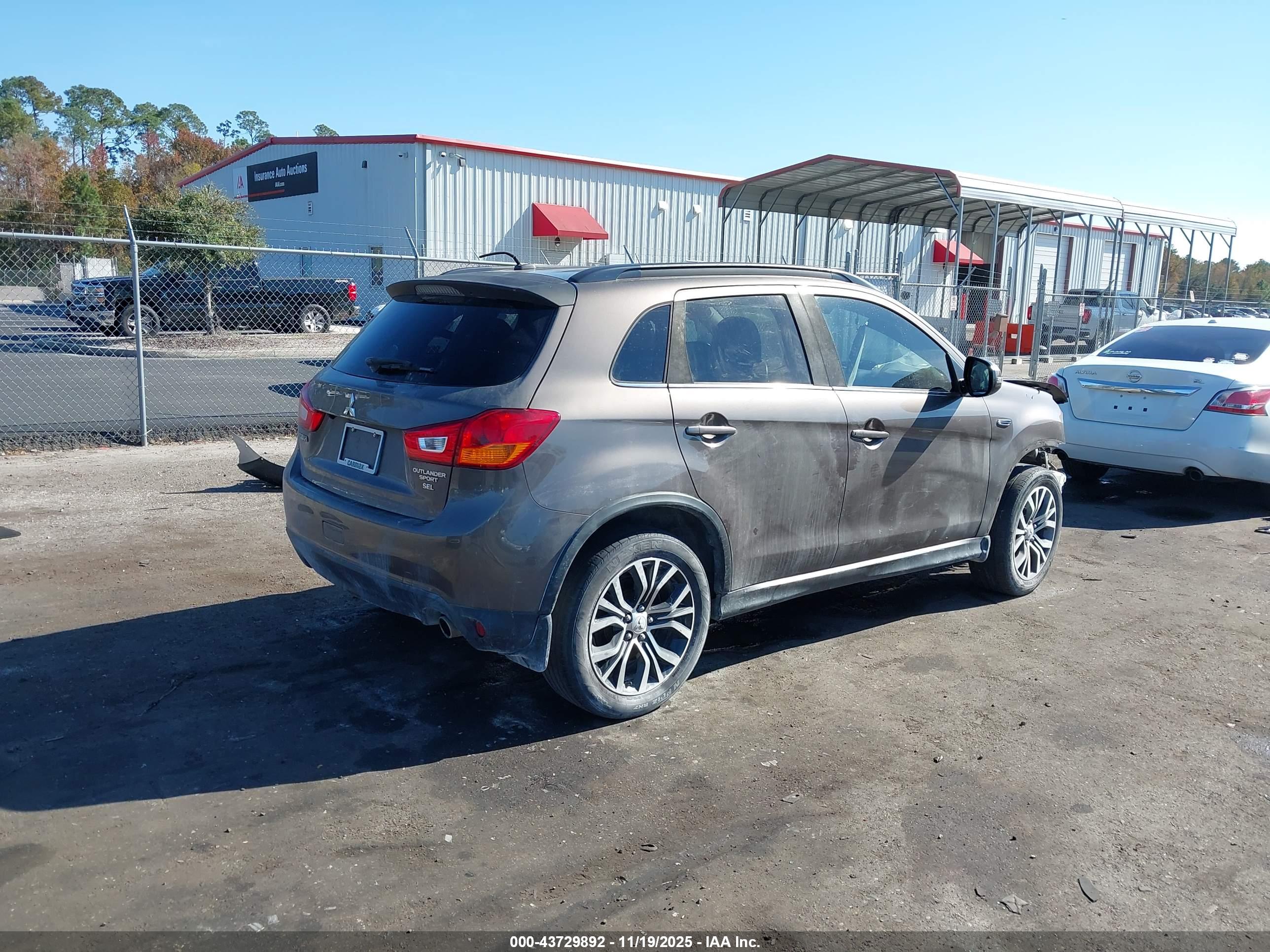 MITSUBISHI OUTLANDER image 4