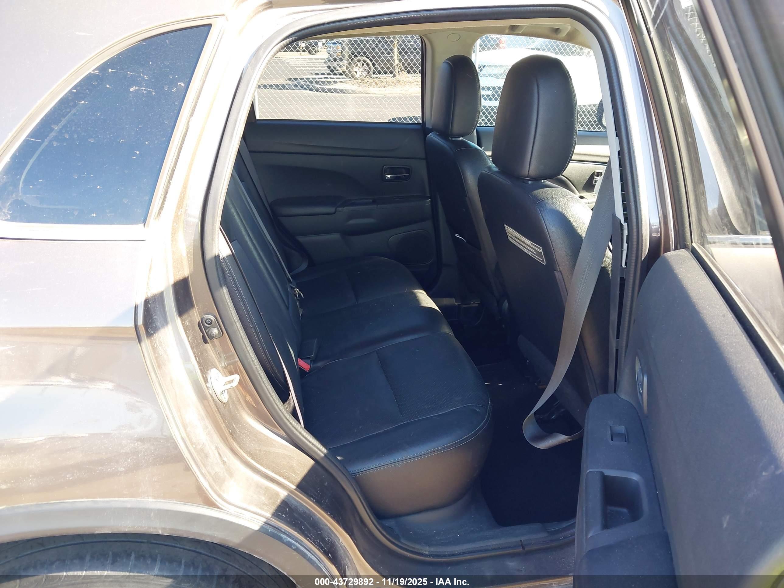 MITSUBISHI OUTLANDER image 8