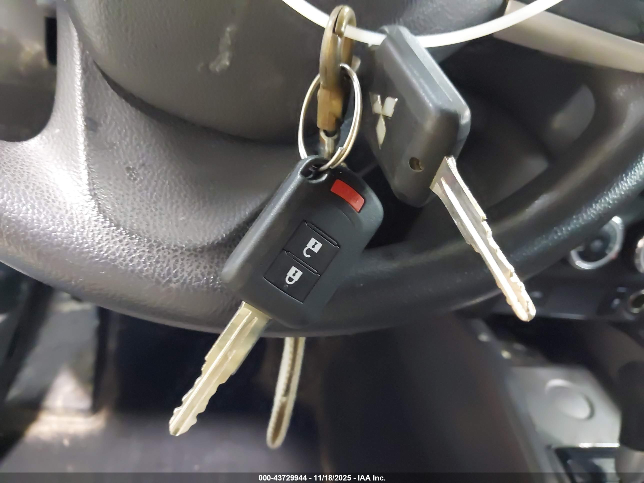 MITSUBISHI OUTLANDER image 11