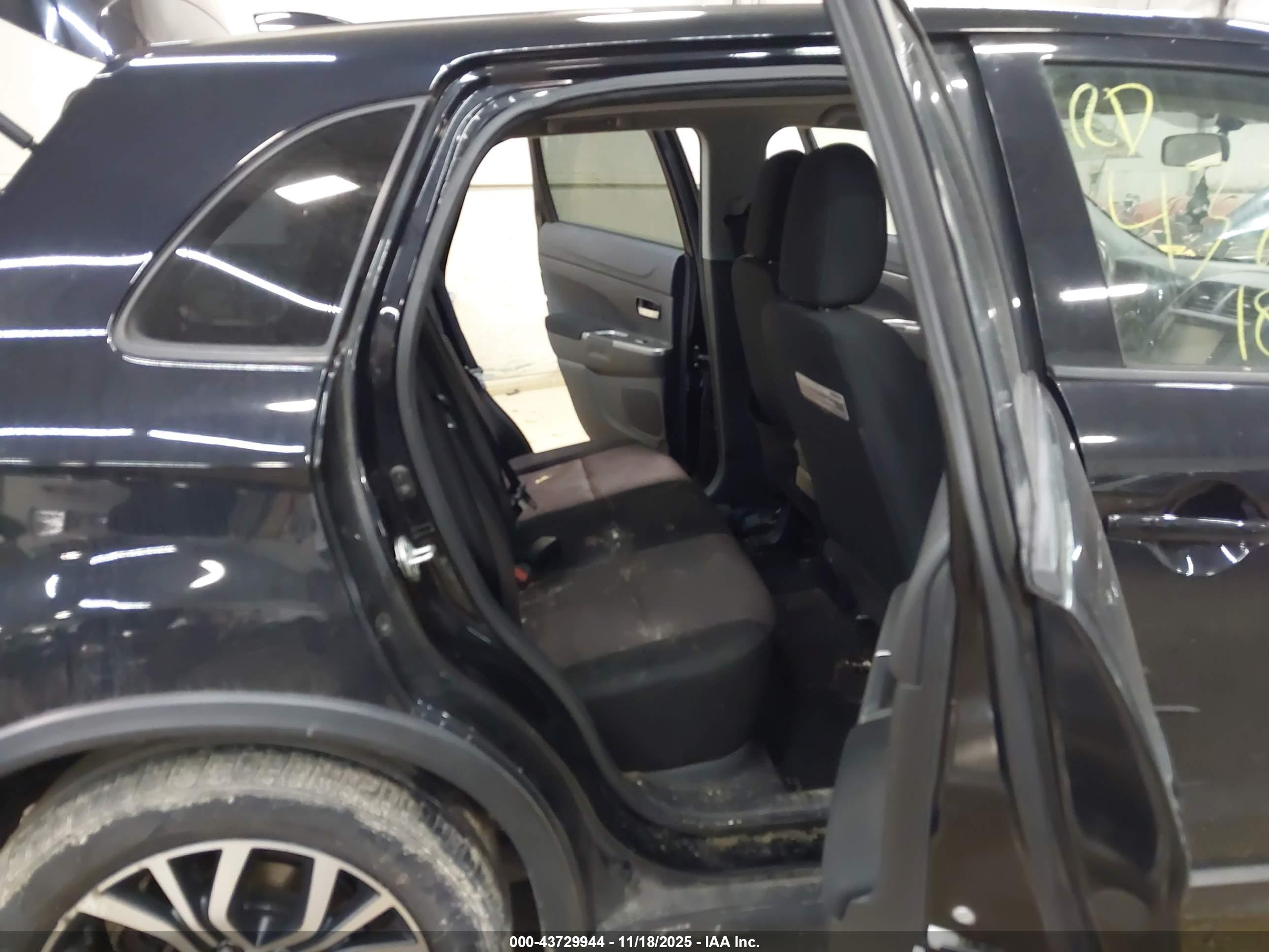 MITSUBISHI OUTLANDER image 8