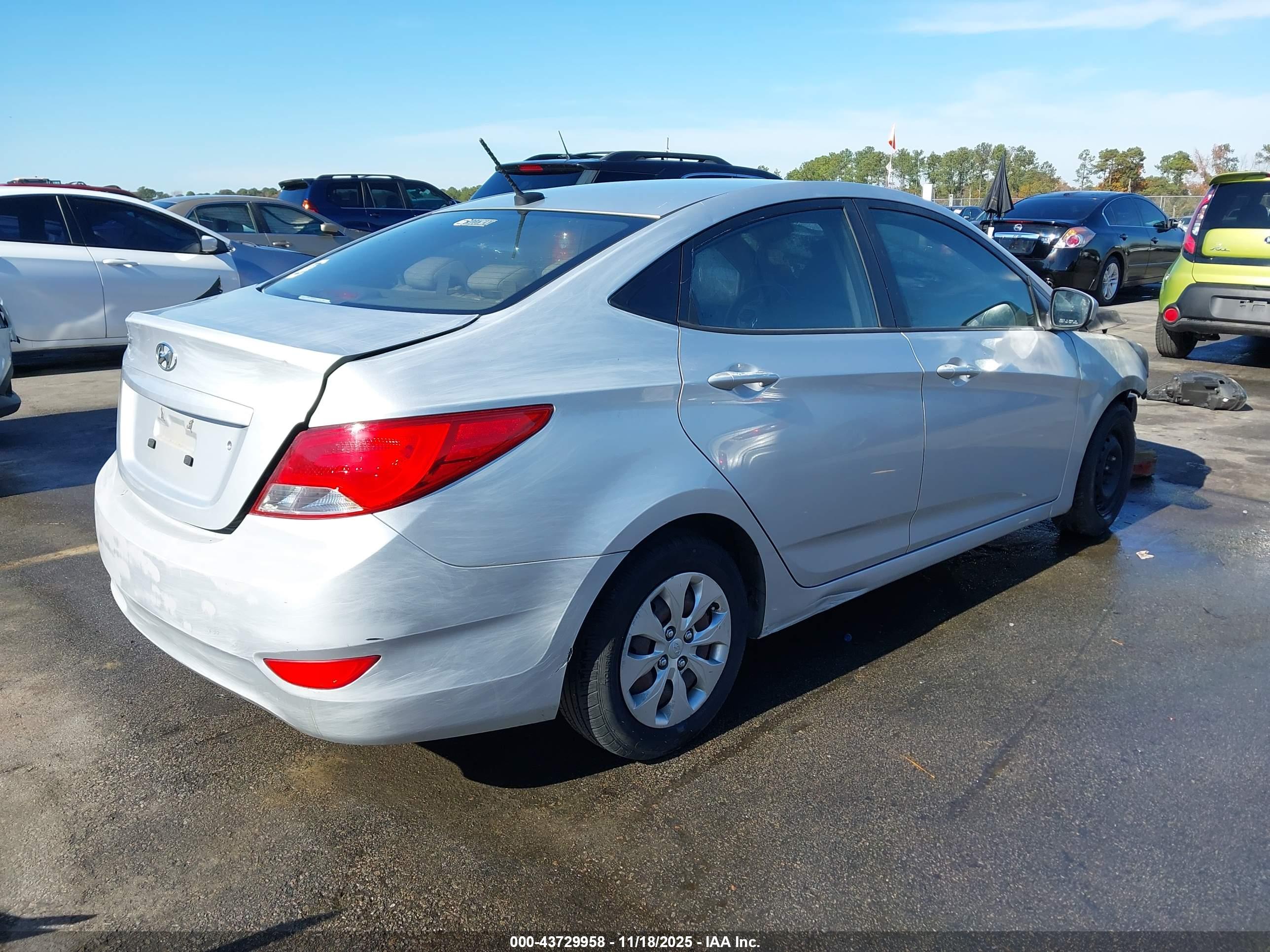 HYUNDAI ACCENT image 4