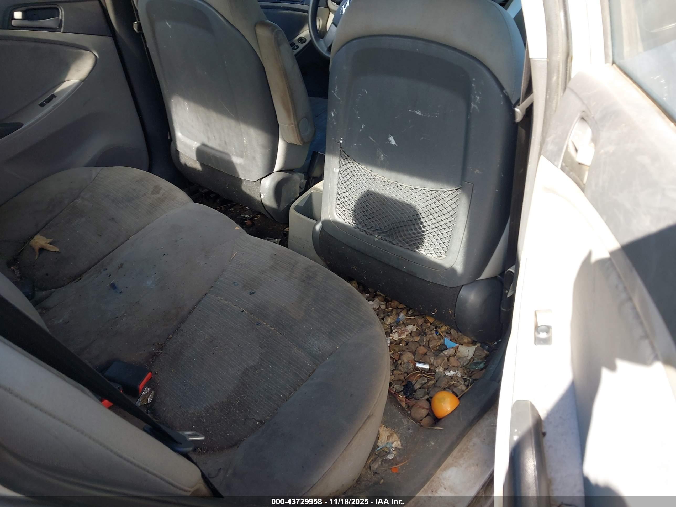 HYUNDAI ACCENT image 8