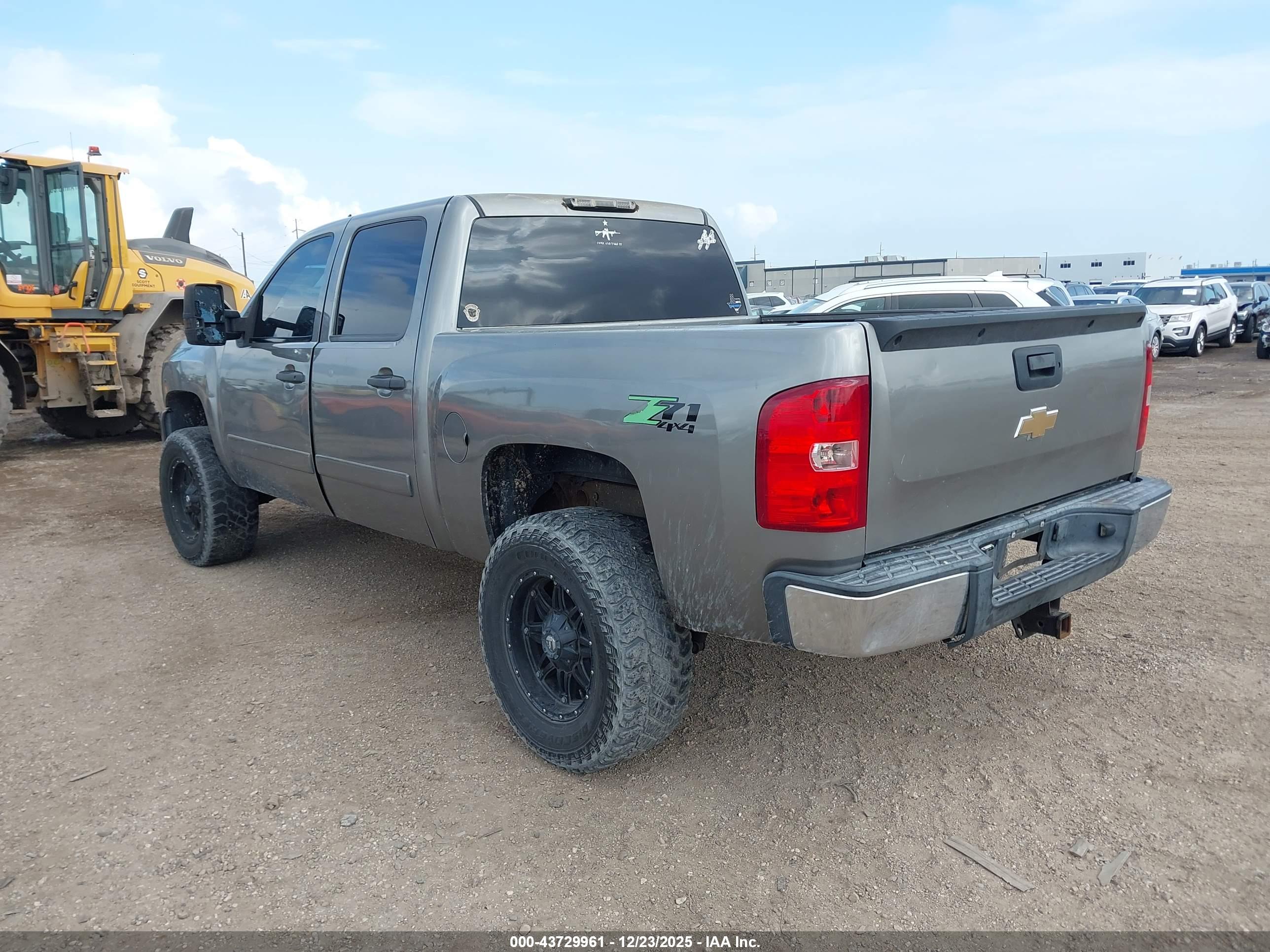 CHEVROLET SILVERADO image 3