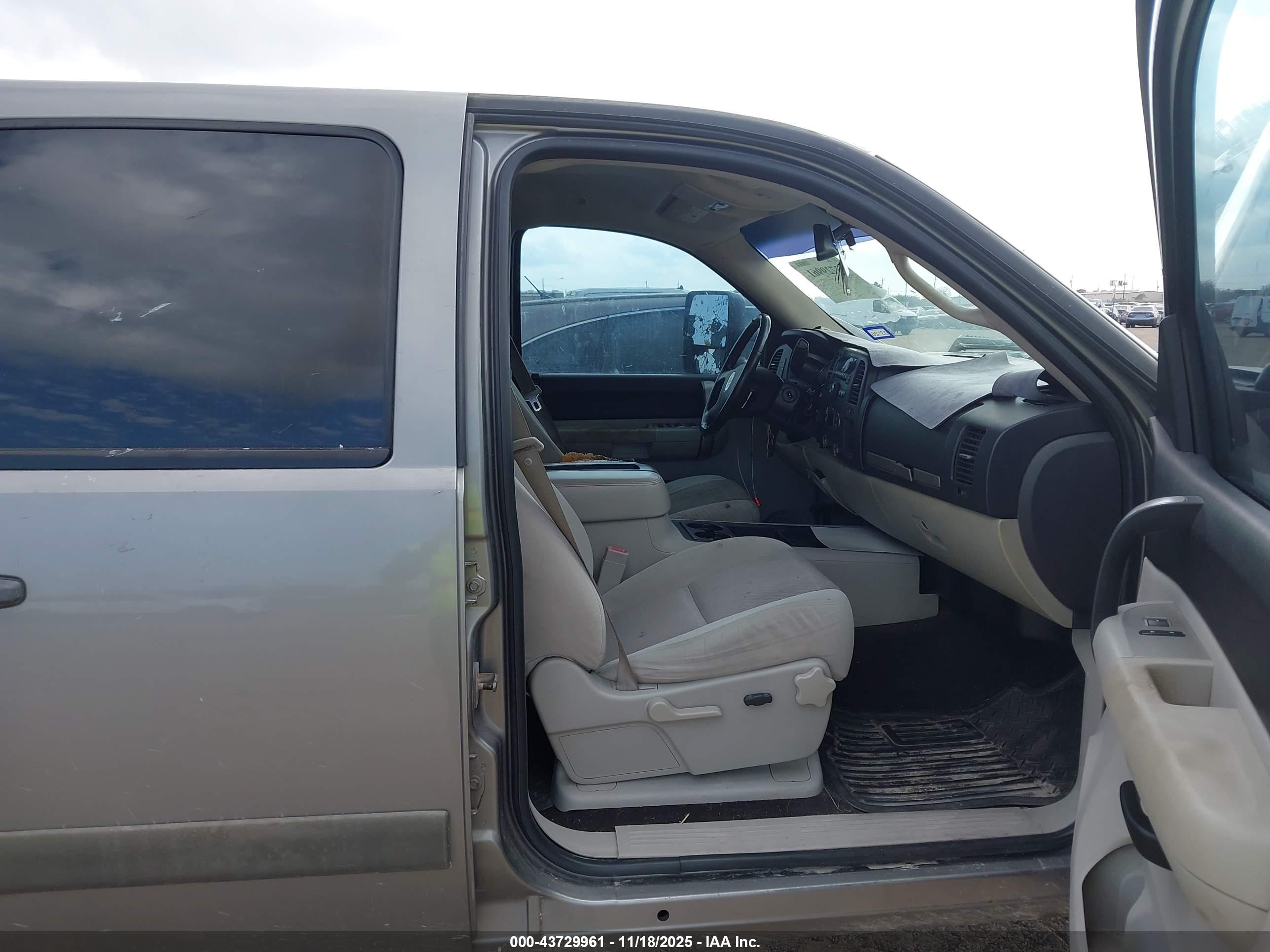 CHEVROLET SILVERADO image 5