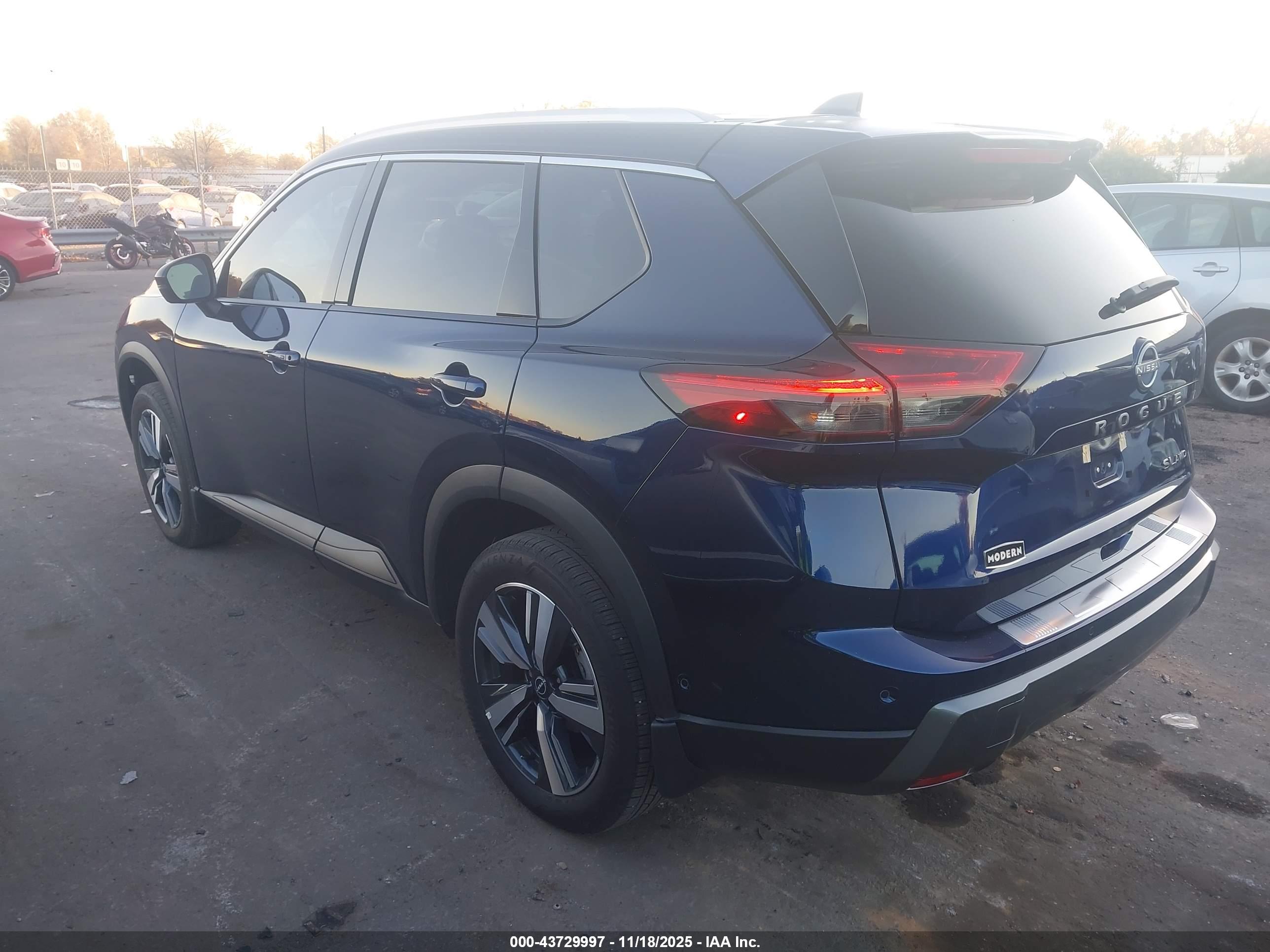 NISSAN ROGUE image 3
