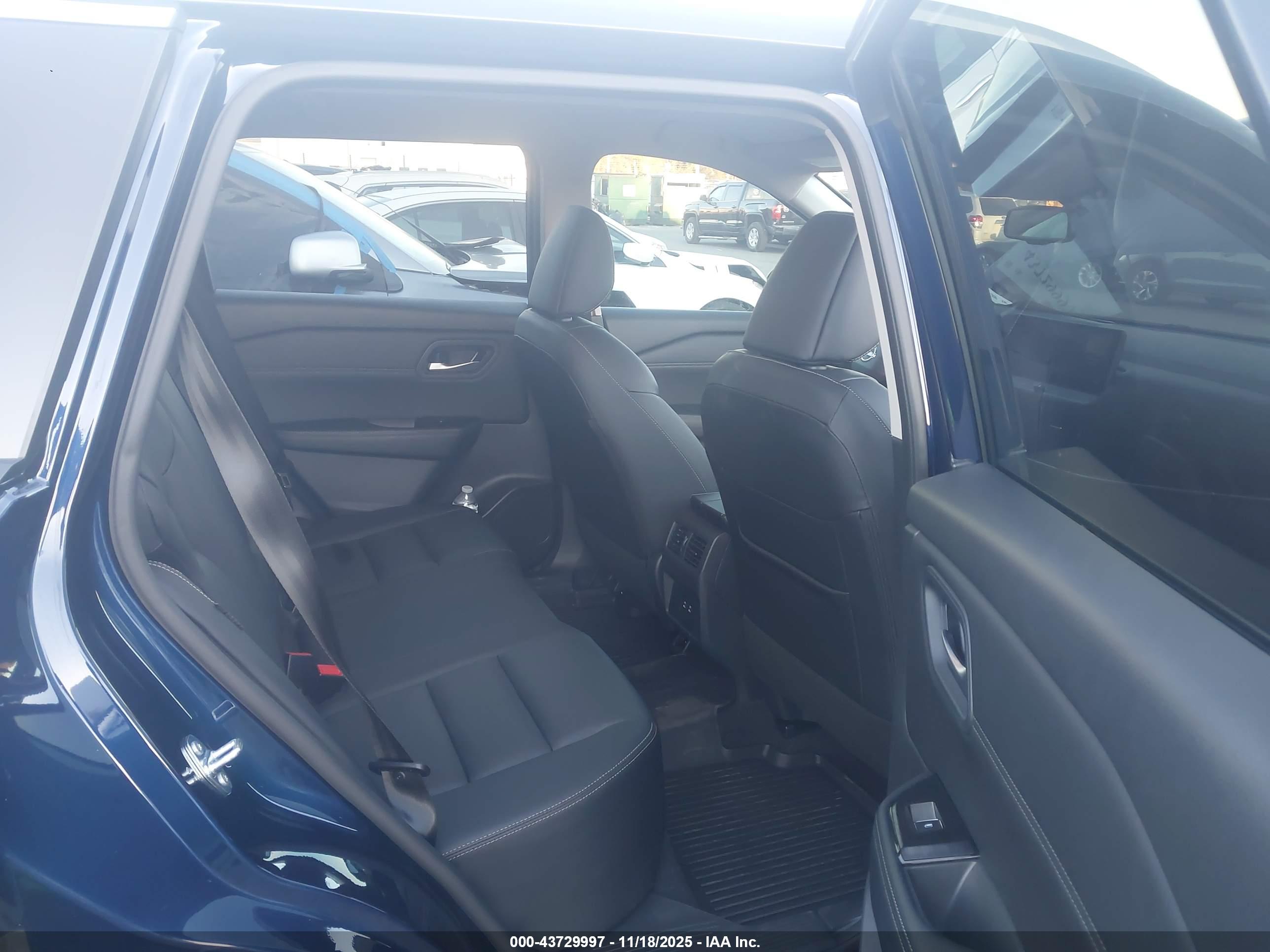 NISSAN ROGUE image 8