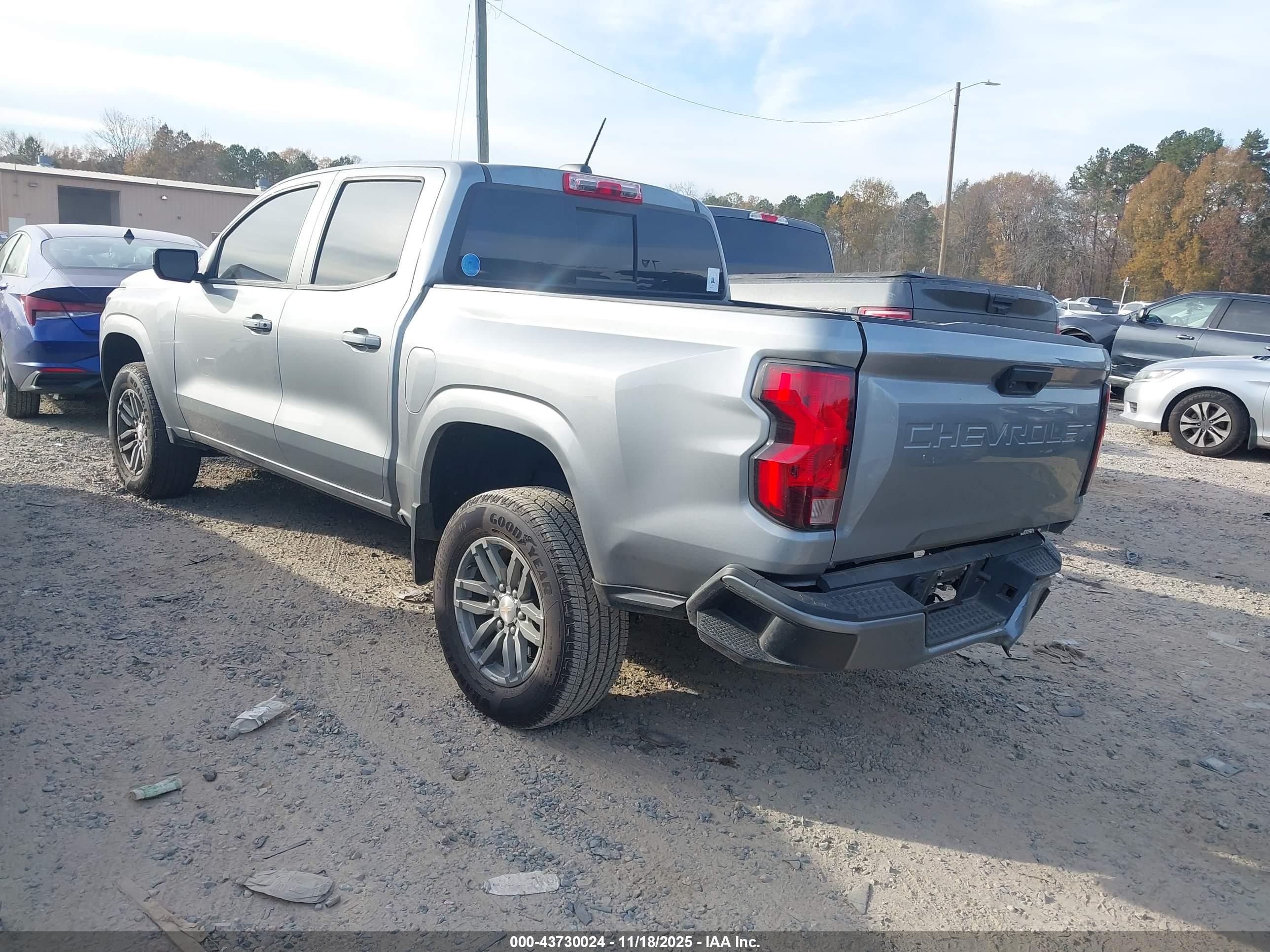 CHEVROLET COLORADO image 3