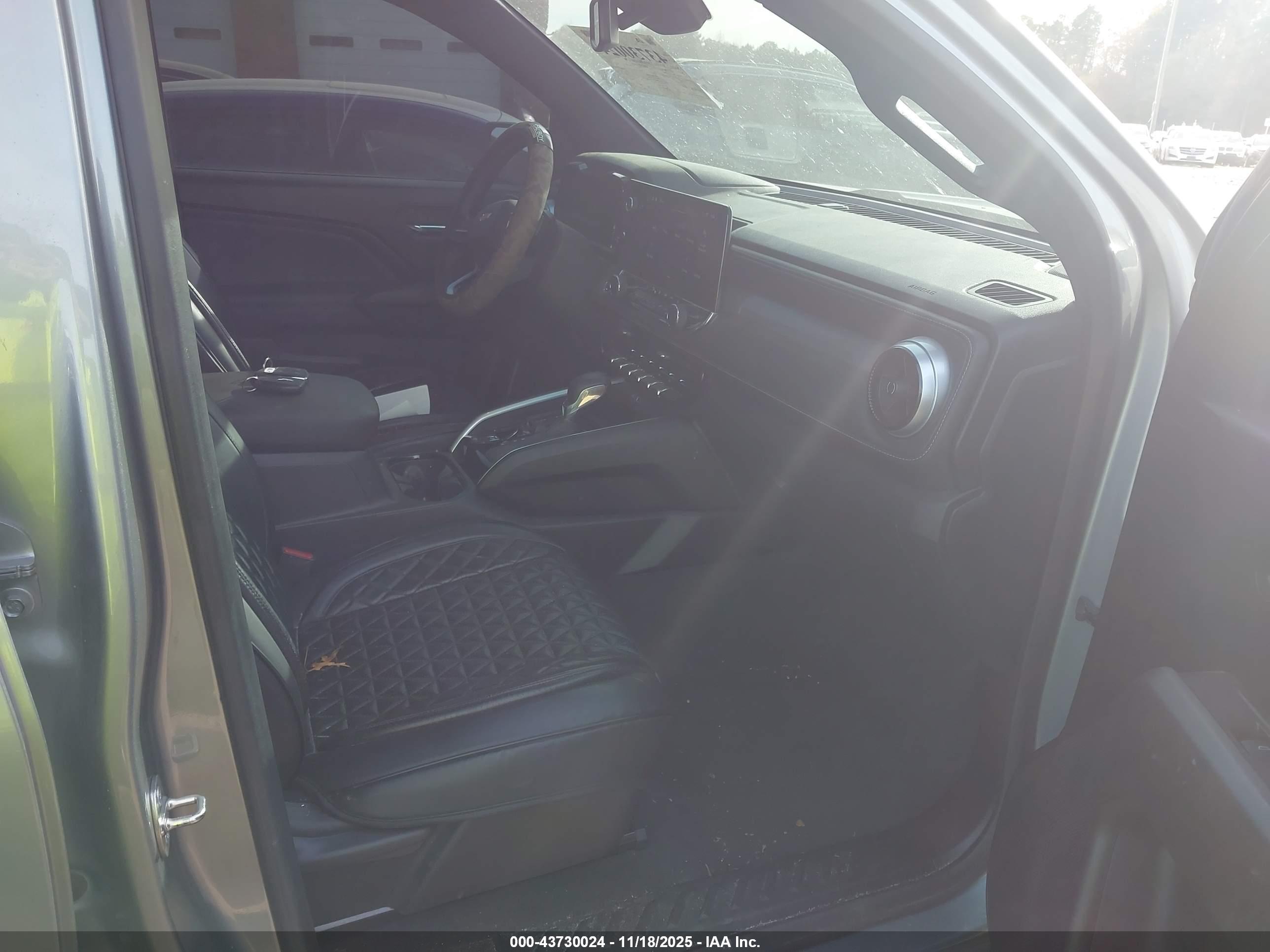 CHEVROLET COLORADO image 5