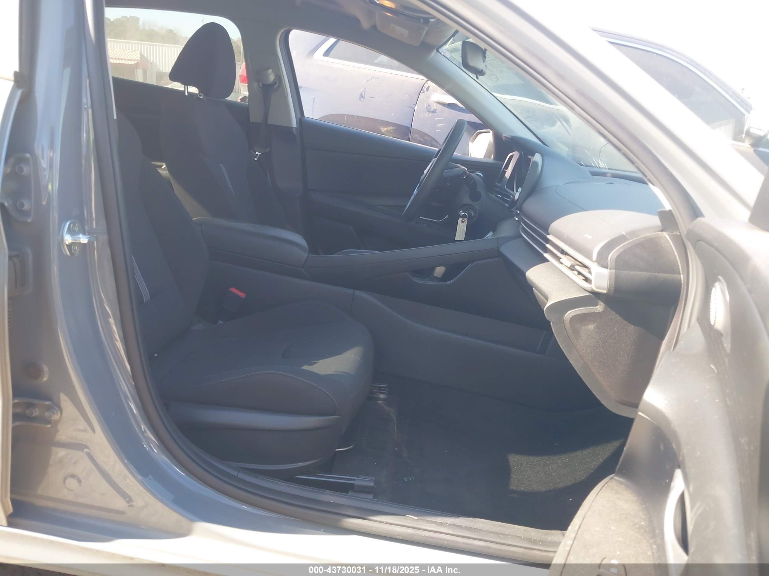 HYUNDAI ELANTRA image 5
